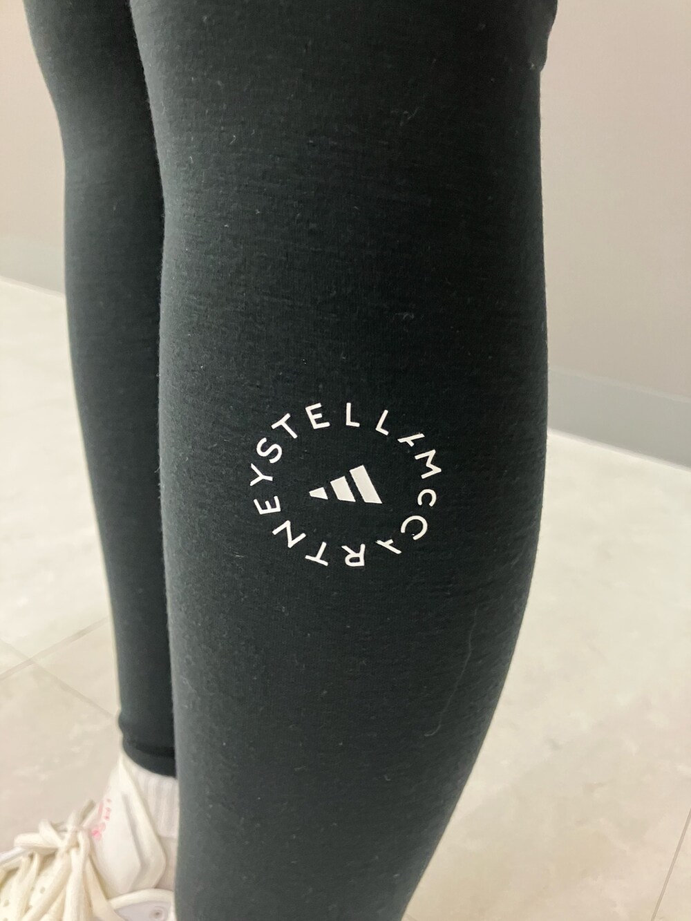 「アウター、キャップ、adidas、アディダス、ステラマッカートニー、厚底シューズ、adidas by Stella McCartney、タイツ・レギンス」|「adidas by Stella McCartneyの【adidas by Stella McCartney】 キャップ(キャップ、ブラック系)」を使った、MAさん(レディース・148cm)の冬コーディネートの4枚目の写真