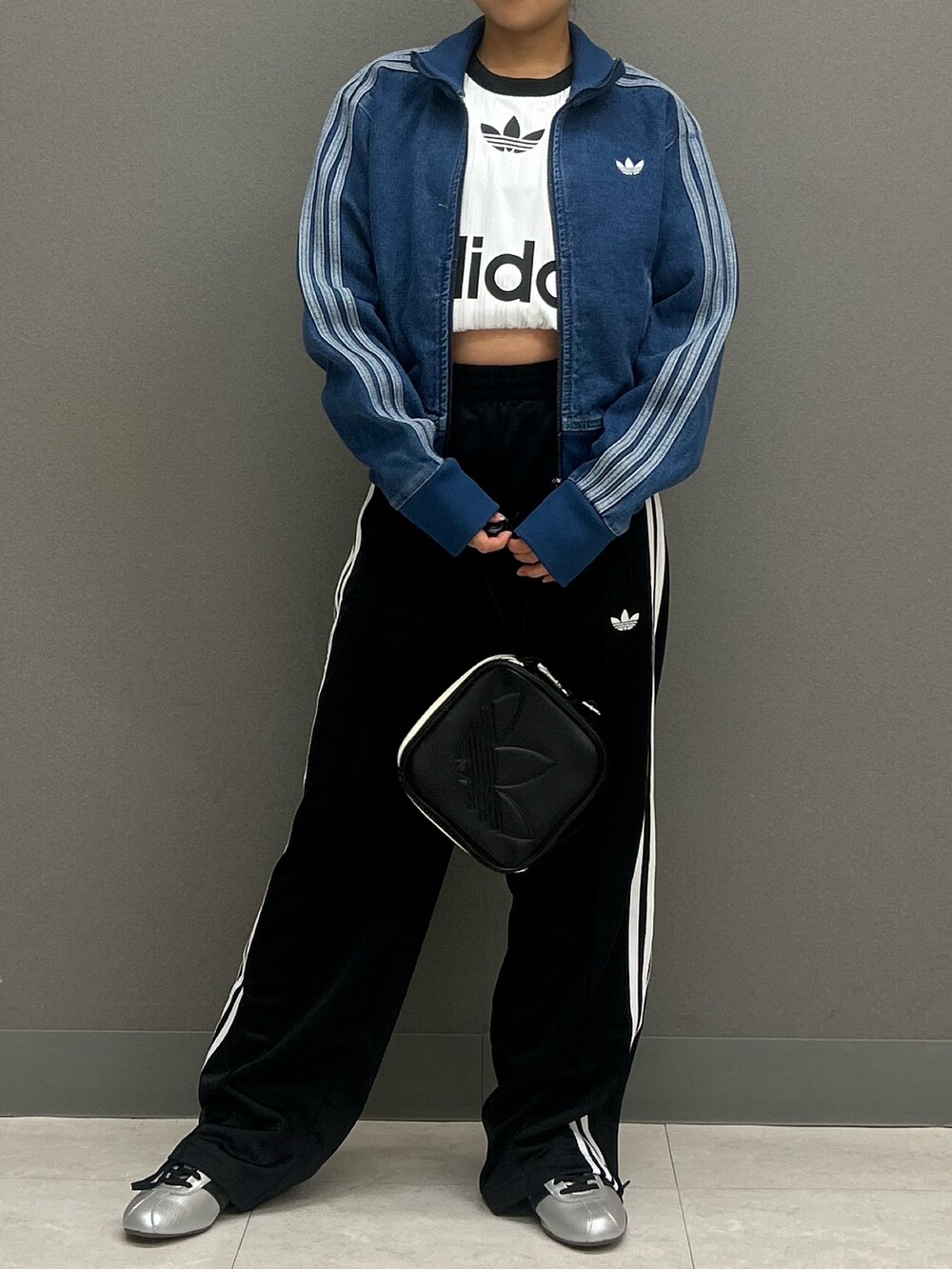 「デニム、デニムジャケット、adidas、アディダス、アディダス(adidas)、トラックパンツ、adidas originals、アディダスオリジナルス」｜「adidasのアディカラー 半袖Tシャツ / アディダスオリジナルス adidas Originals（Tシャツ/カットソー、ホワイト系）」を使った、MAさん（レディース・148cm）の春コーディネートの3枚目の写真