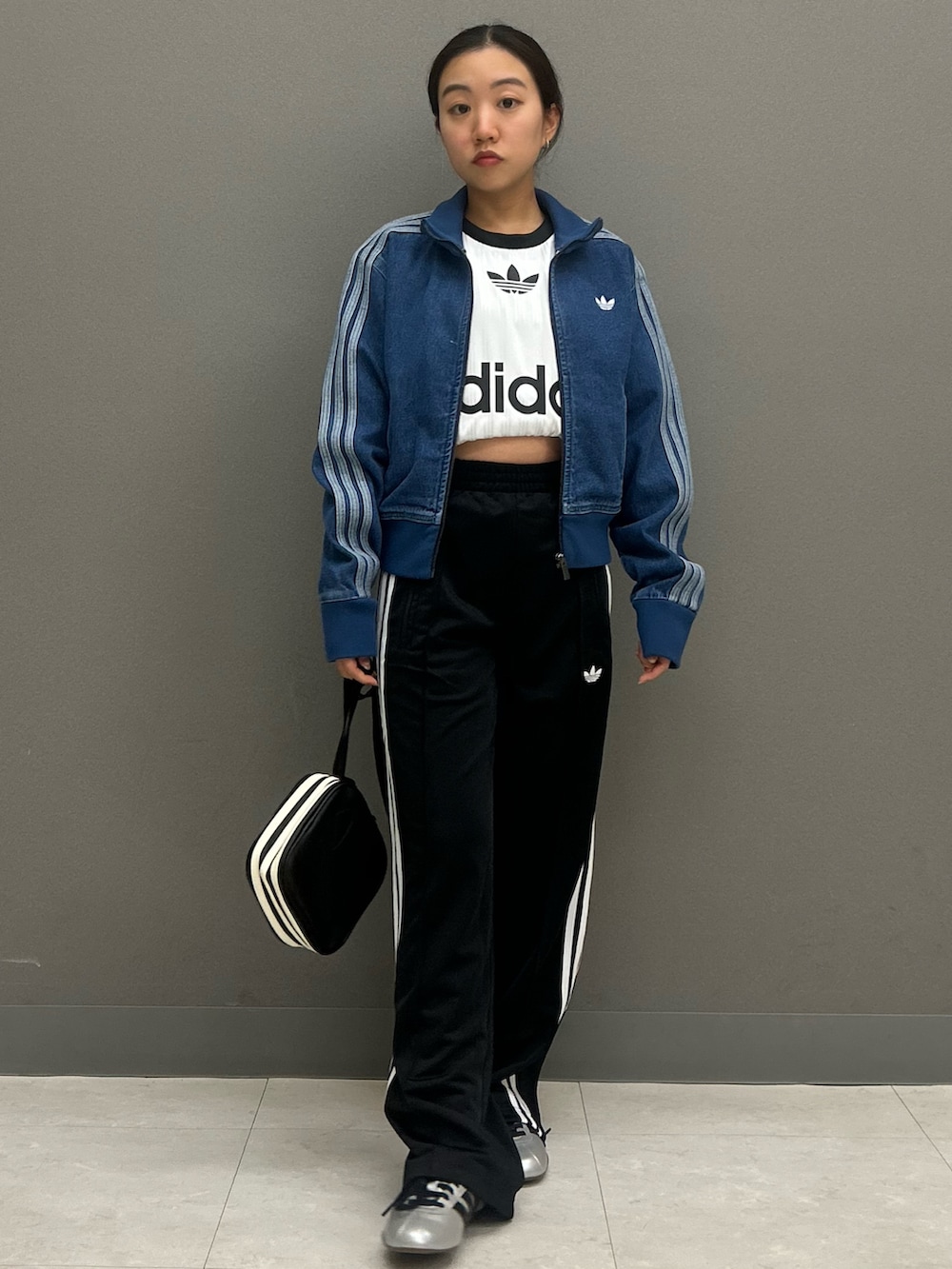 「デニム、デニムジャケット、adidas、アディダス、アディダス(adidas)、トラックパンツ、adidas originals、アディダスオリジナルス」｜「adidasのアディカラー 半袖Tシャツ / アディダスオリジナルス adidas Originals（Tシャツ/カットソー、ホワイト系）」を使った、MAさん（レディース・148cm）の春コーディネートの2枚目の写真