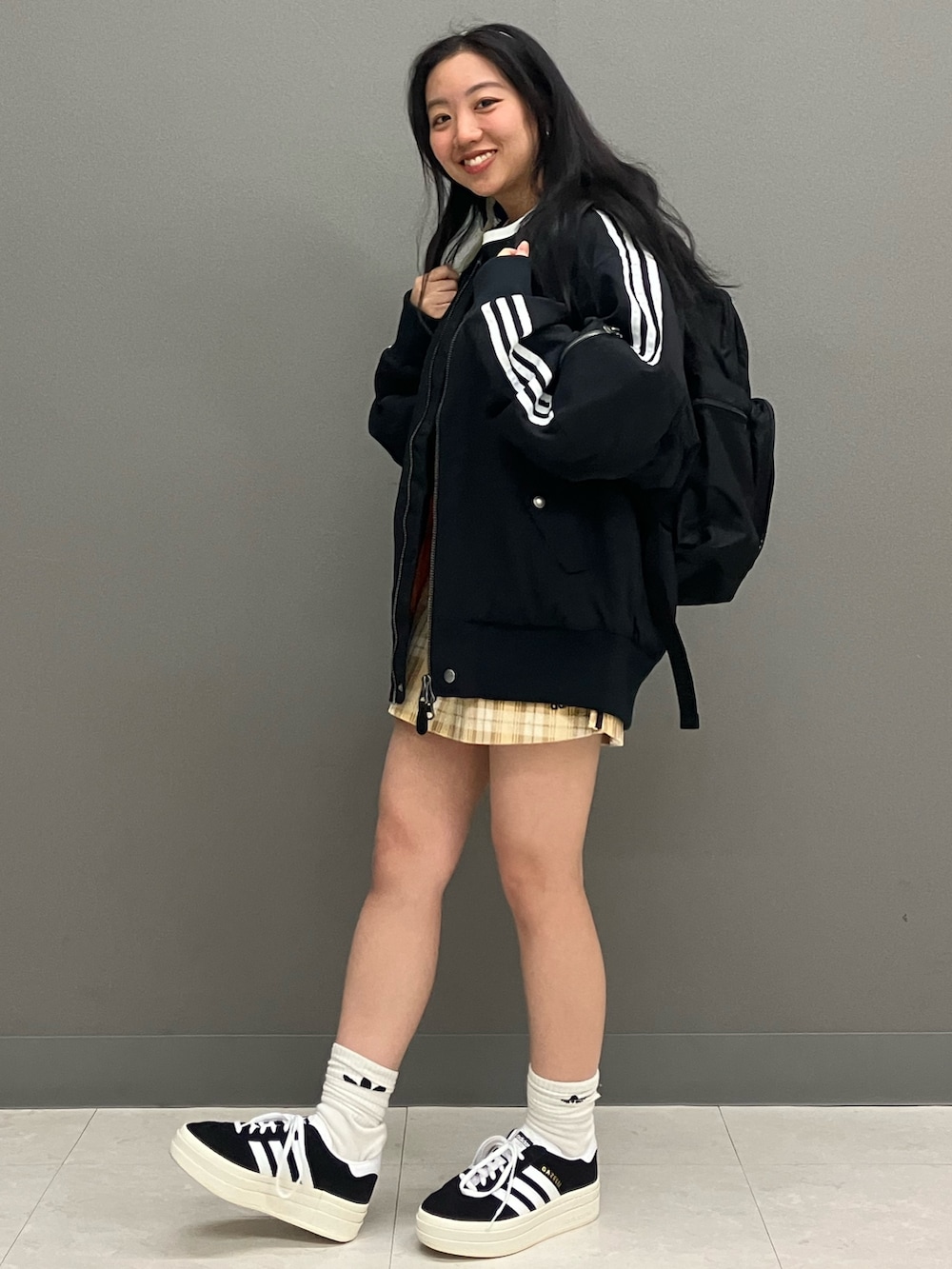 「スニーカー、アウター、バックパック、adidas、アディダス、adidas originals、クロップドトップス、タータンチェックスカート、ガゼル、パデッドジャケット」｜「adidasのスリーストライプス 半袖ベビーTシャツ / アディダスオリジナルス adidas Originals（Tシャツ/カットソー、ブラック系）」を使った、MAさん（レディース・148cm）の冬コーディネートの2枚目の写真