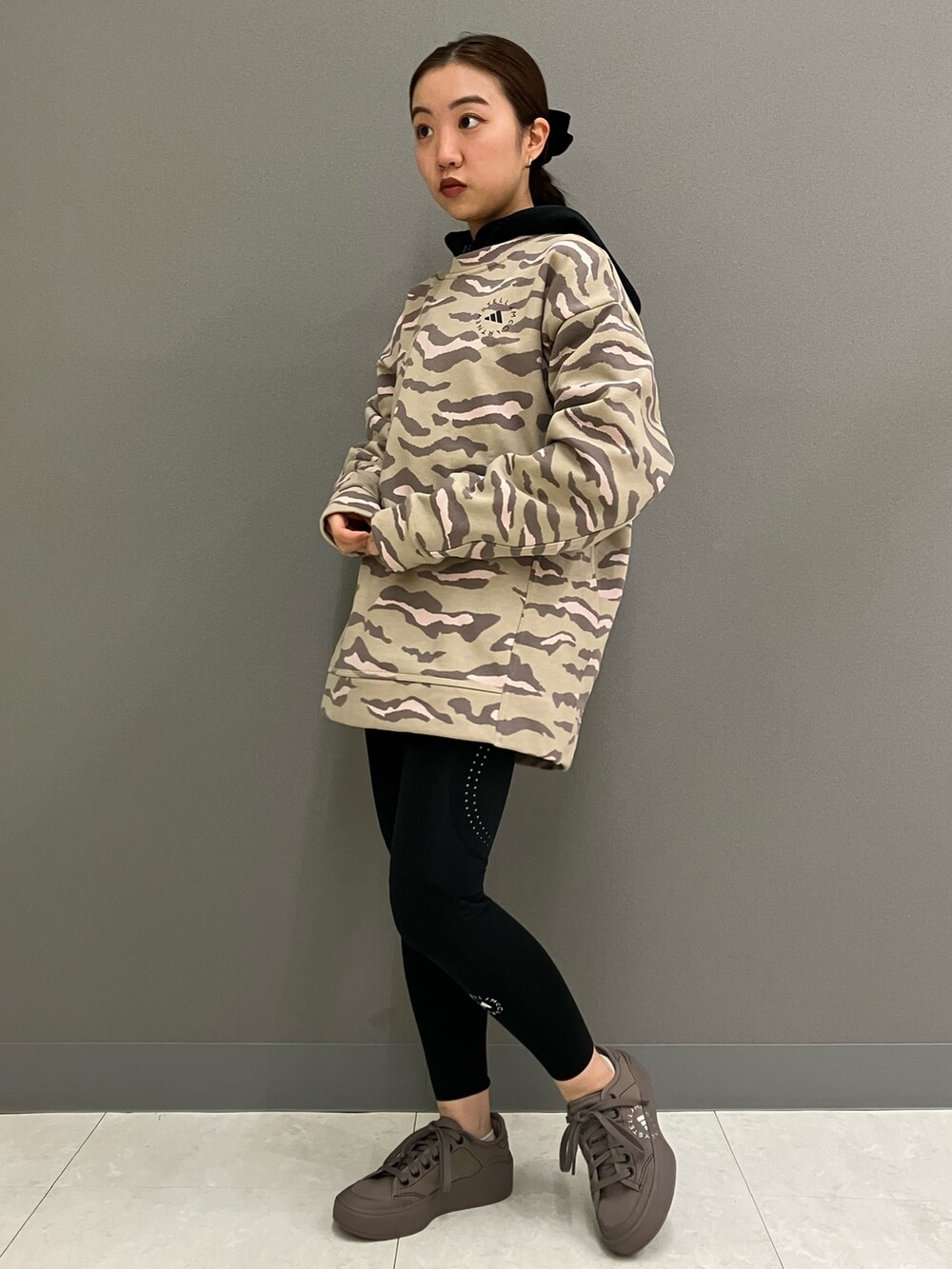 「スウェット、adidas、トレーナー、アディダス、ステラマッカートニー、アニマルプリント、adidas by Stella McCartney、ウエストバック、タイツ・レギンス」｜「adidas by Stella McCartneyのadidas by Stella McCartney バムバッグ / アディダスオリジナルス adidas Originals（ボディバッグ/ウエストポーチ、ブラック系）」を使った、MAさん（レディース・148cm）の冬コーディネートの2枚目の写真