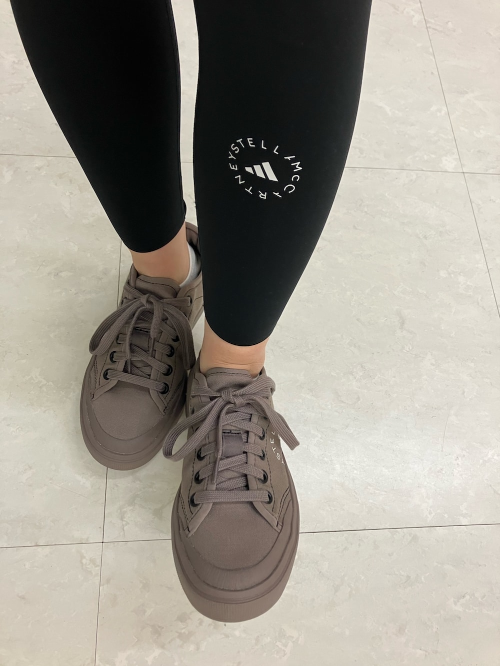 「スウェット、adidas、トレーナー、アディダス、ステラマッカートニー、アニマルプリント、adidas by Stella McCartney、ウエストバック、タイツ・レギンス」｜「adidas by Stella McCartneyのadidas by Stella McCartney バムバッグ / アディダスオリジナルス adidas Originals（ボディバッグ/ウエストポーチ、ブラック系）」を使った、MAさん（レディース・148cm）の冬コーディネートの3枚目の写真
