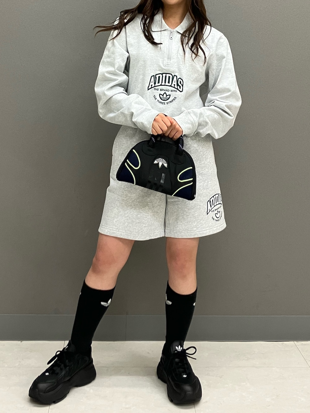 「セットアップ、adidas、アディダス、ハーフパンツ、ポロシャツ、adidas originals、厚底スニーカー、アディダスオリジナルス、サッチェルバッグ、オズガイア」｜「adidasのトレフォイル クッション クルーソックス 3足組 / アディダスオリジナルス adidas Originals（ソックス/靴下、ブラック系）」を使った、MAさん（レディース・148cm）の春コーディネートの4枚目の写真