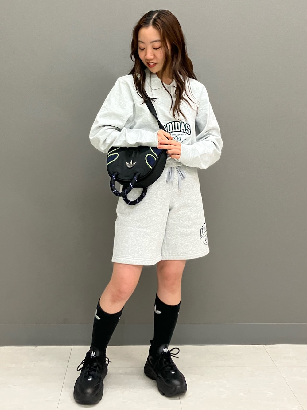 「セットアップ、adidas、アディダス、ハーフパンツ、ポロシャツ、adidas originals、厚底スニーカー、アディダスオリジナルス、サッチェルバッグ、オズガイア」｜「adidasのトレフォイル クッション クルーソックス 3足組 / アディダスオリジナルス adidas Originals（ソックス/靴下、ブラック系）」を使った、MAさん（レディース・148cm）の春コーディネートの2枚目の写真