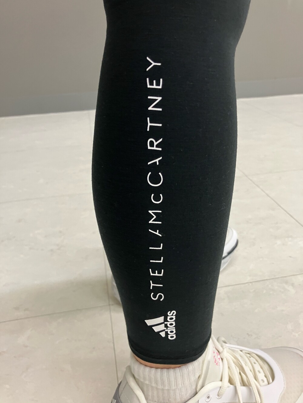 「アウター、キャップ、adidas、アディダス、ステラマッカートニー、厚底シューズ、adidas by Stella McCartney、タイツ・レギンス」|「adidas by Stella McCartneyの【adidas by Stella McCartney】 キャップ(キャップ、ブラック系)」を使った、MAさん(レディース・148cm)の冬コーディネートの3枚目の写真