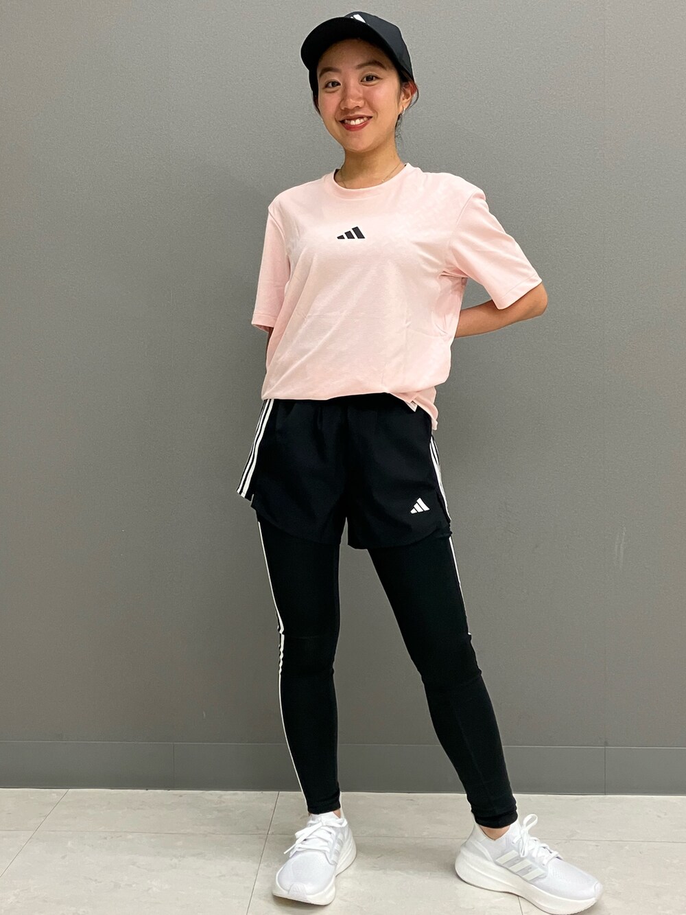 「キャップ、adidas、アディダス、ショーツ、ランニング、パフォーマンス、スリーストライプス、ジム・トレーニング、タイツ・レギンス」｜「adidasの刺しゅうロゴ 軽量ベースボールキャップ（アクセサリー、ブラック系）」を使った、MAさん（レディース・148cm）の秋コーディネートの2枚目の写真