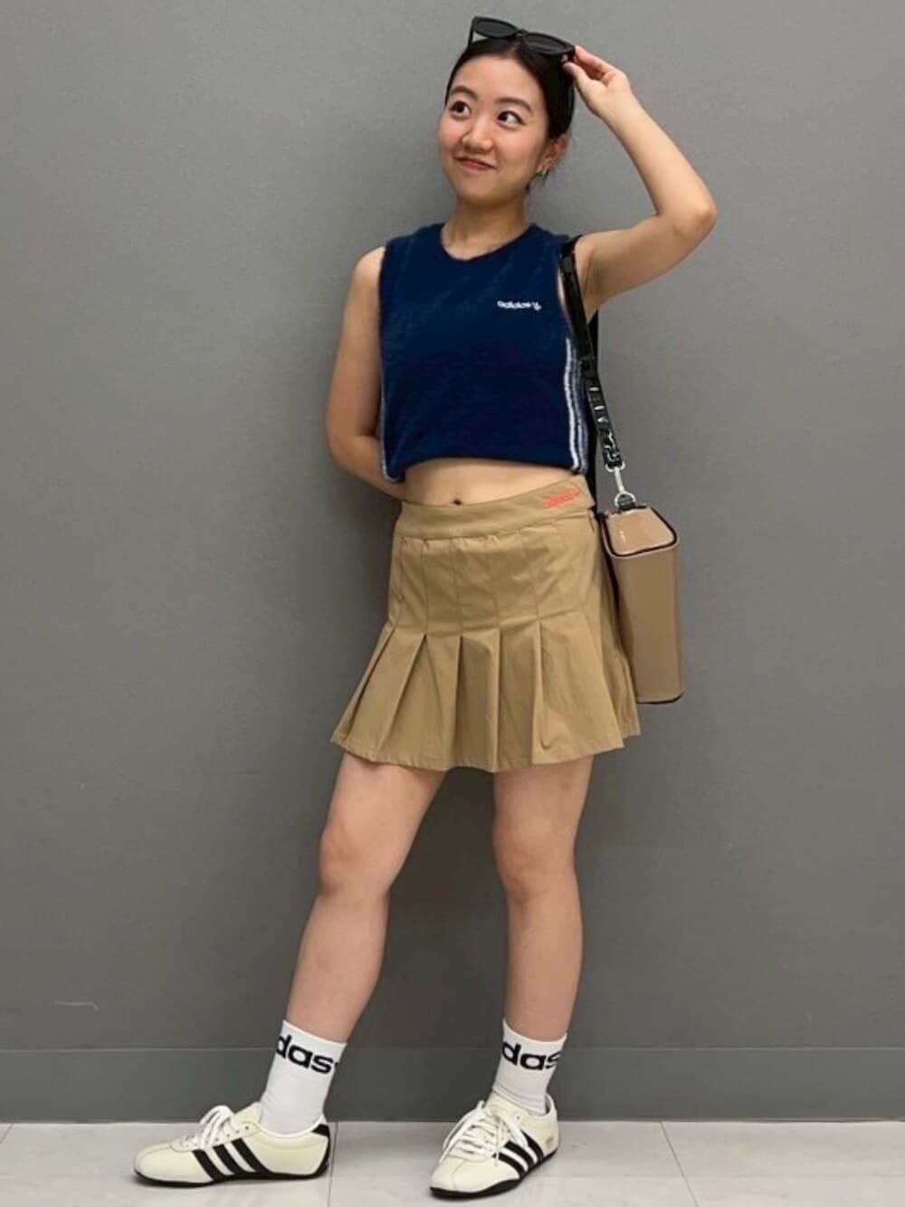 「ミニスカート、ショルダーバッグ、スニーカー、ノースリーブ、adidas、adidas originals、アディダス、アディダスオリジナルス」｜「adidasのフラッフィー ニットベスト / アディダスオリジナルス adidas Originals（ベスト、ブルー系）」を使った、MAさん（レディース・148cm）の夏コーディネートの2枚目の写真