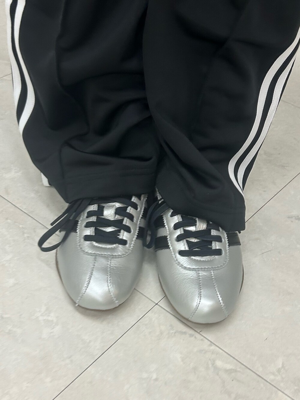 「デニム、デニムジャケット、adidas、アディダス、アディダス(adidas)、トラックパンツ、adidas originals、アディダスオリジナルス」｜「adidasのアディカラー 半袖Tシャツ / アディダスオリジナルス adidas Originals（Tシャツ/カットソー、ホワイト系）」を使った、MAさん（レディース・148cm）の春コーディネートの4枚目の写真
