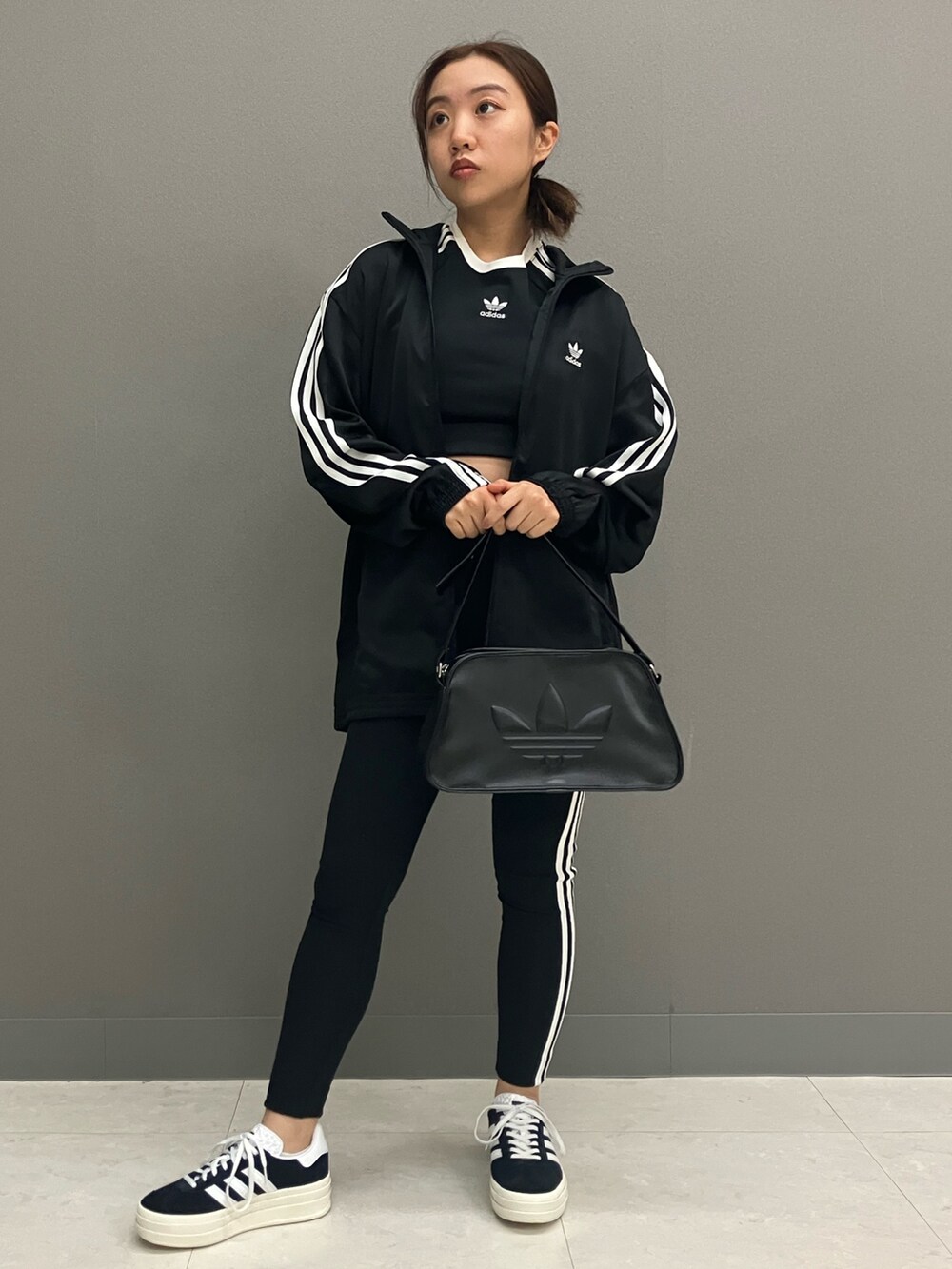 「ショルダーバッグ、adidas、アディダス、厚底シューズ、adidas originals、トラックジャケット、クロップドトップス、アディダスオリジナルス、ガゼル、タイツ・レギンス」｜「adidasのガゼルボールド / Gazelle Bold / 厚底スニーカー / アディダスオリジナルス adidas Originals（スニーカー、ブラック系）」を使った、MAさん（レディース・148cm）の冬コーディネートの2枚目の写真