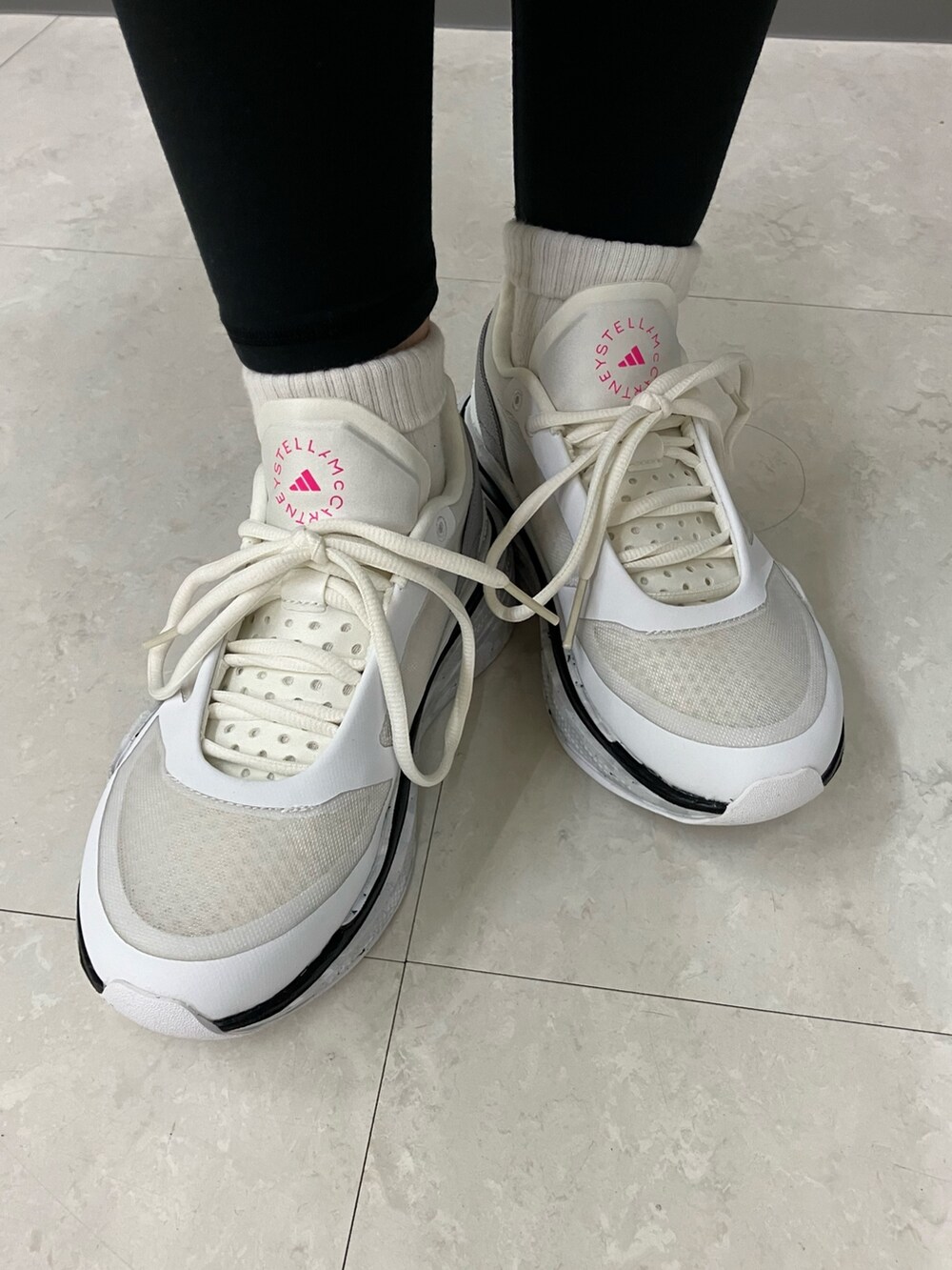 「アウター、キャップ、adidas、アディダス、ステラマッカートニー、厚底シューズ、adidas by Stella McCartney、タイツ・レギンス」|「adidas by Stella McCartneyの【adidas by Stella McCartney】 キャップ(キャップ、ブラック系)」を使った、MAさん(レディース・148cm)の冬コーディネートの5枚目の写真