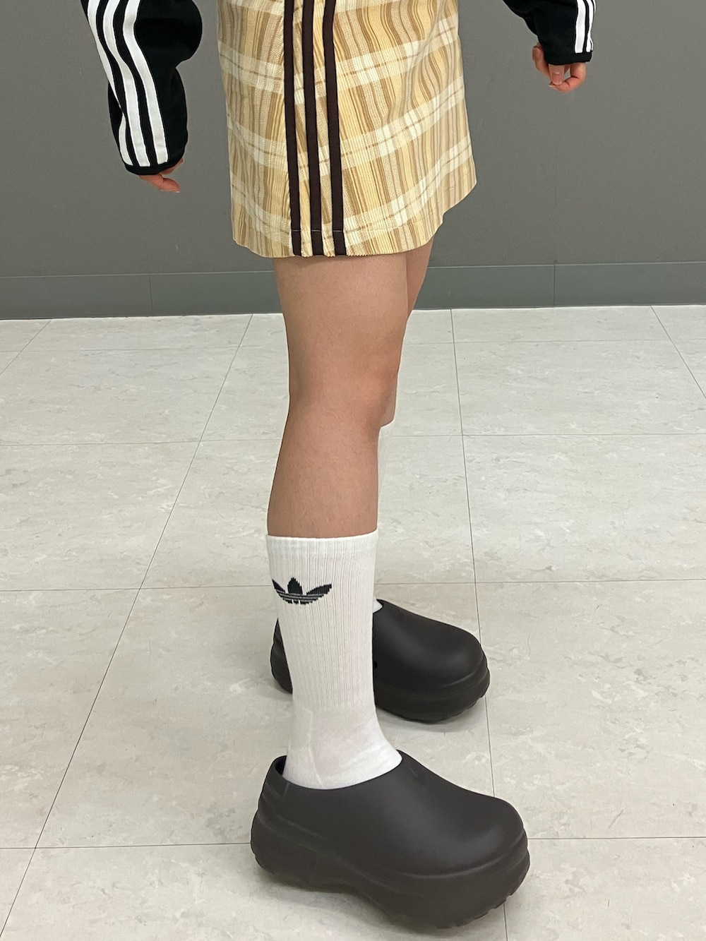 「スウェット、スカート、adidas、アディダス、タータンチェック、adidas originals、アディダスオリジナルス、厚底サンダル、ハーフジップ、アディフォーム」｜「adidasのコーデュロイ タータンスカート / アディダスオリジナルス adidas Originals（スカート、ベージュ系）」を使った、MAさん（レディース・148cm）の秋コーディネートの5枚目の写真