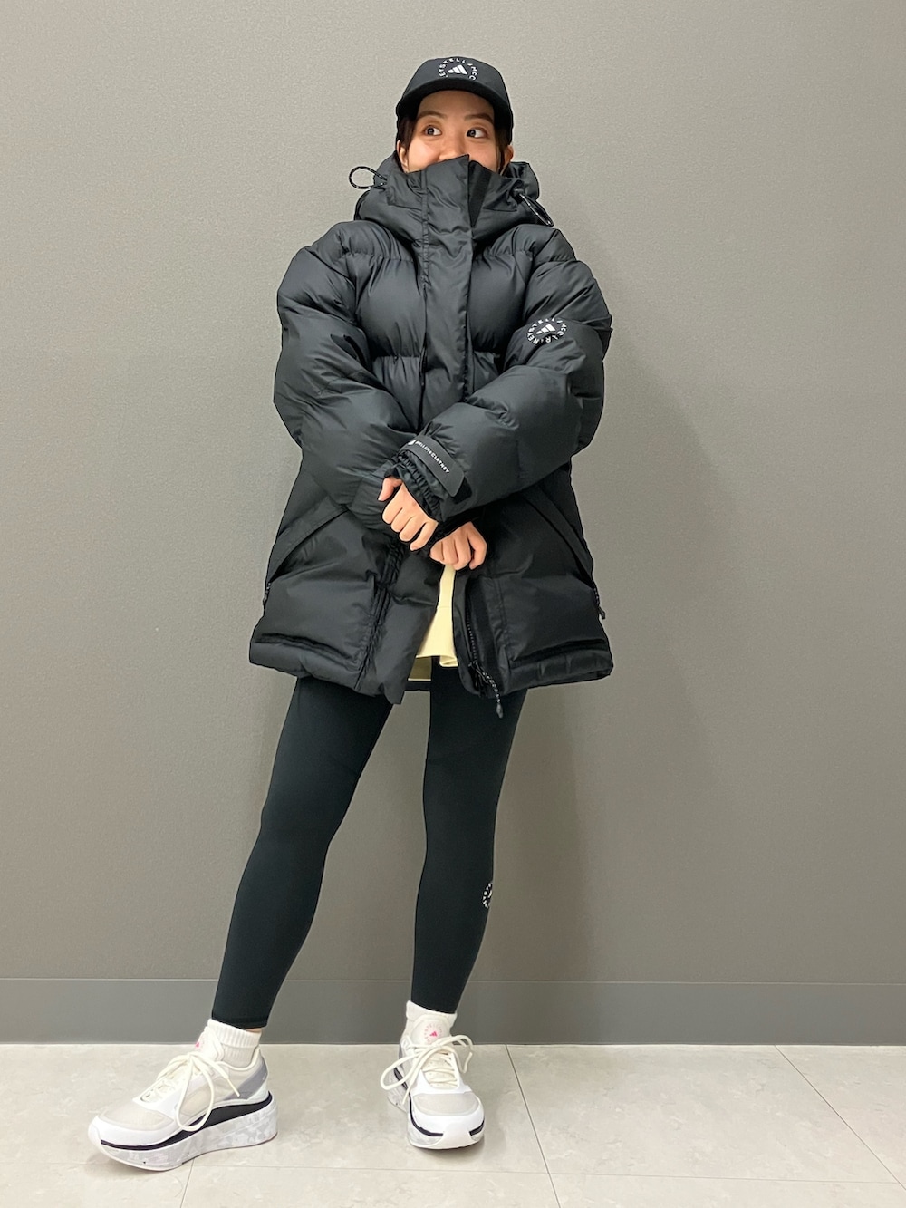 「アウター、キャップ、adidas、アディダス、ステラマッカートニー、厚底シューズ、adidas by Stella McCartney、タイツ・レギンス」|「adidas by Stella McCartneyの【adidas by Stella McCartney】 キャップ(キャップ、ブラック系)」を使った、MAさん(レディース・148cm)の冬コーディネートの2枚目の写真