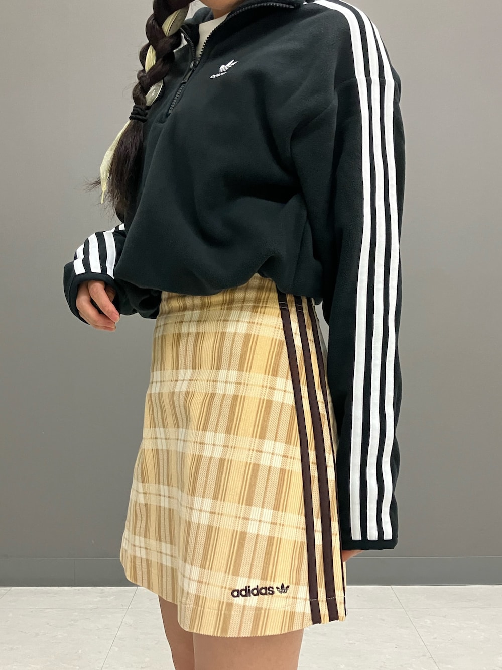 「スウェット、スカート、adidas、アディダス、タータンチェック、adidas originals、アディダスオリジナルス、厚底サンダル、ハーフジップ、アディフォーム」｜「adidasのコーデュロイ タータンスカート / アディダスオリジナルス adidas Originals（スカート、ベージュ系）」を使った、MAさん（レディース・148cm）の秋コーディネートの3枚目の写真
