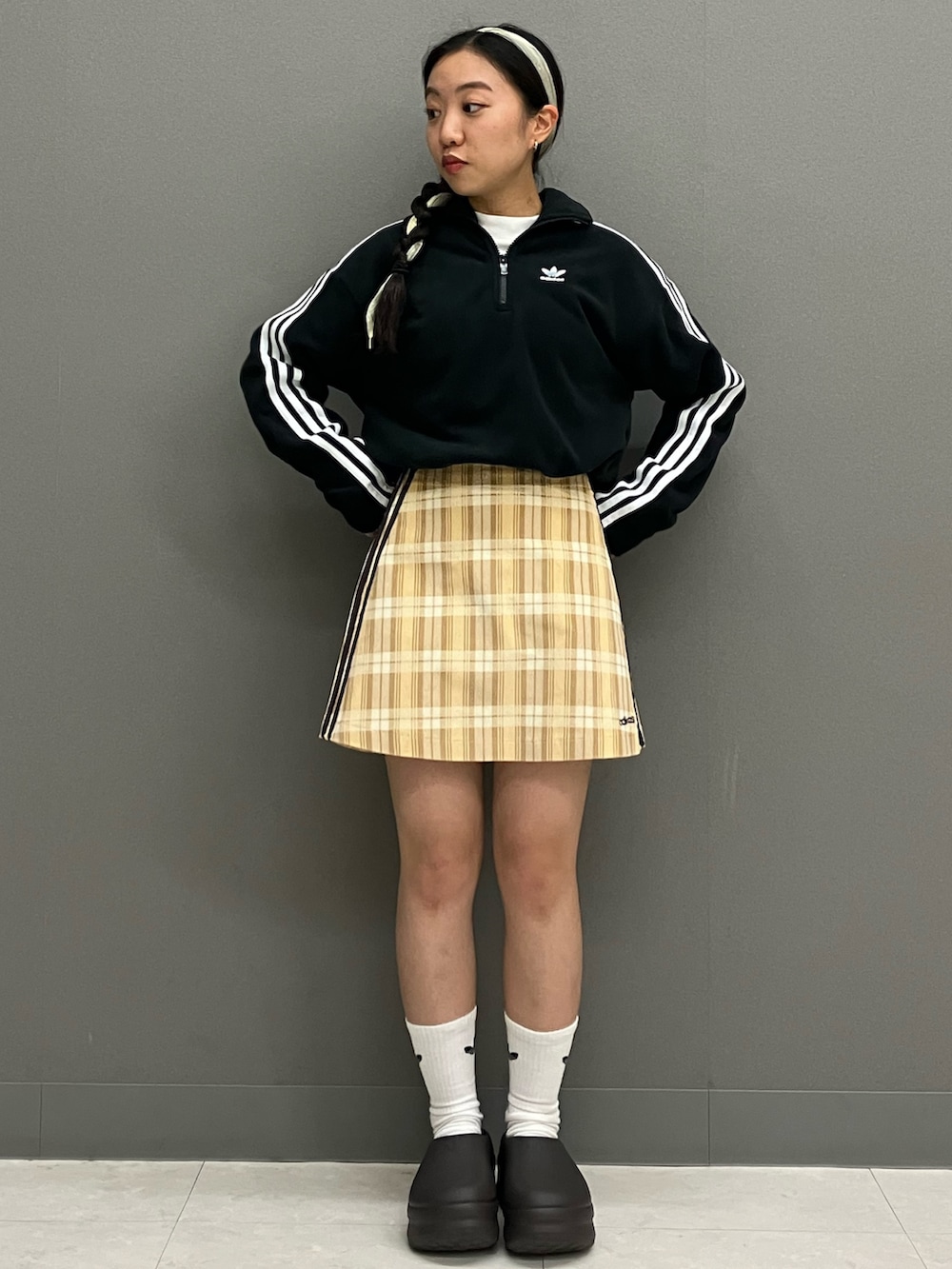 「スウェット、スカート、adidas、アディダス、タータンチェック、adidas originals、アディダスオリジナルス、厚底サンダル、ハーフジップ、アディフォーム」｜「adidasのコーデュロイ タータンスカート / アディダスオリジナルス adidas Originals（スカート、ベージュ系）」を使った、MAさん（レディース・148cm）の秋コーディネートの2枚目の写真