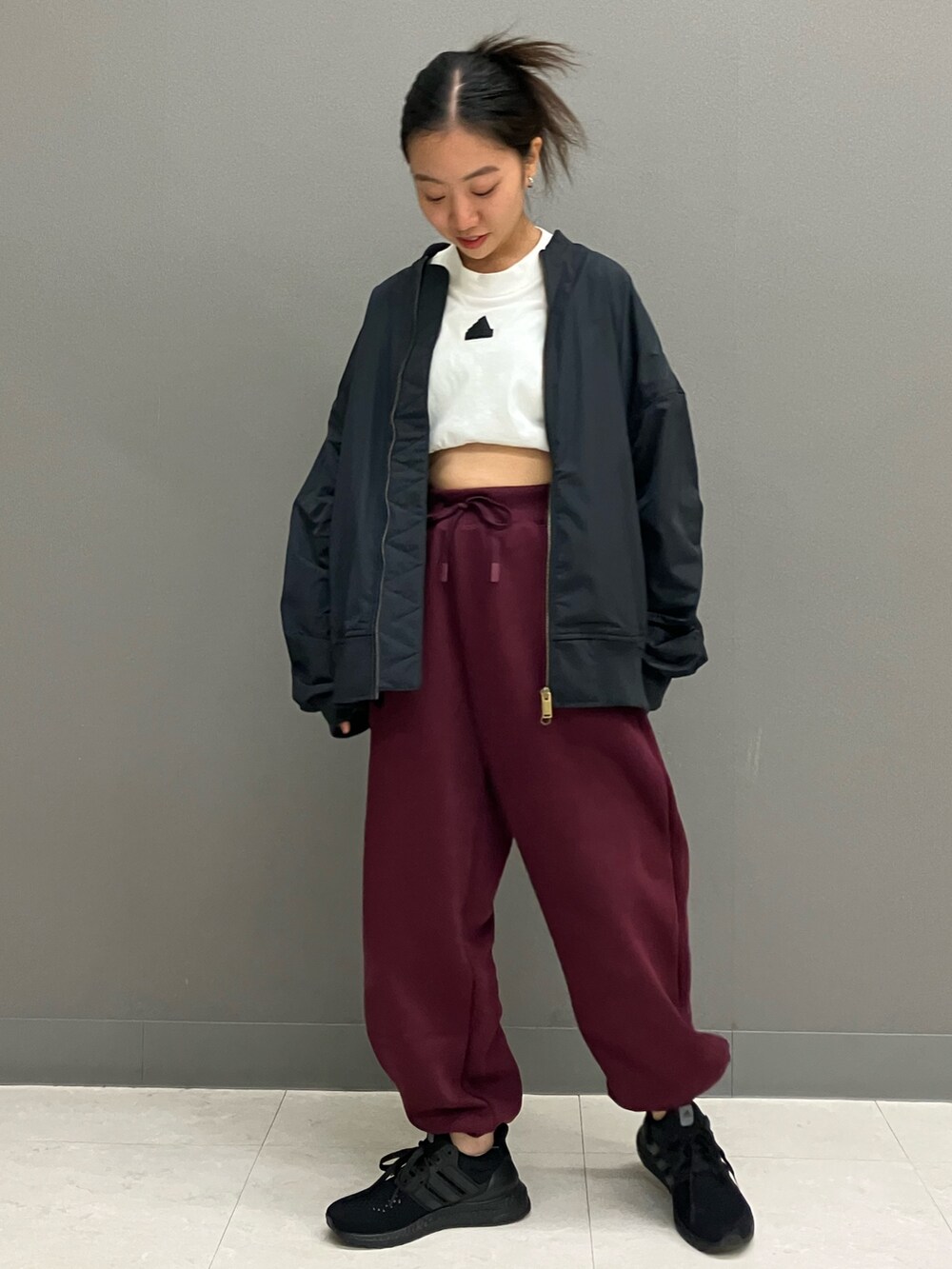 「スニーカー、ジャケット、アウター、adidas、スポーツウェア、アディダス、ボンバージャケット、ウルトラブースト」｜「adidasのカレッジ ルーズフィット ボンバージャケット / アディダス adidas（MA-1、ブラック系）」を使った、MAさん（レディース・148cm）の秋コーディネートの2枚目の写真