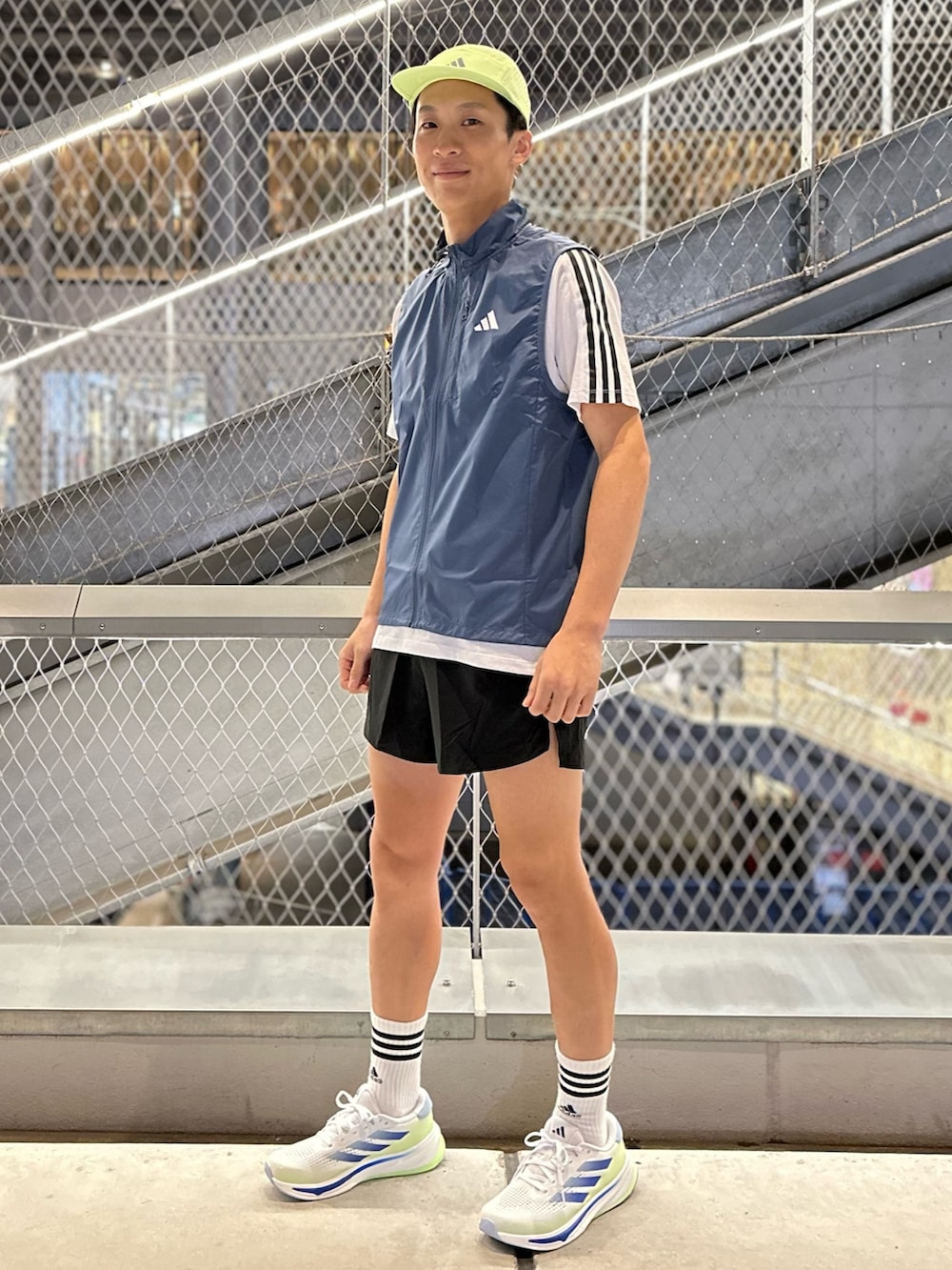 「スニーカー、adidas、アディダス、ランニング、ランニングシューズ、パフォーマンス、superNova、ランニングウェア、スーパーノヴァ、ジム・トレーニング」｜「adidasのオウン ザ ラン ベスト（ジャケット/アウター、ブルー系）」を使った、MTさん（メンズ・178cm）の春コーディネートの2枚目の写真