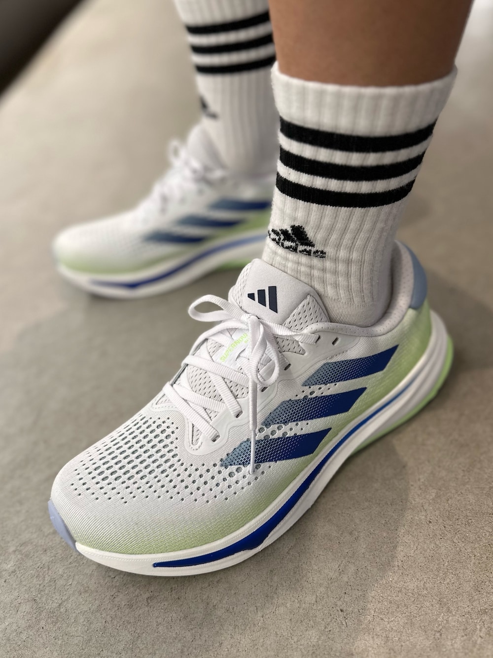 「スニーカー、adidas、アディダス、ランニング、ランニングシューズ、パフォーマンス、superNova、ランニングウェア、スーパーノヴァ、ジム・トレーニング」｜「adidasのオウン ザ ラン ベスト（ジャケット/アウター、ブルー系）」を使った、MTさん（メンズ・178cm）の春コーディネートの3枚目の写真