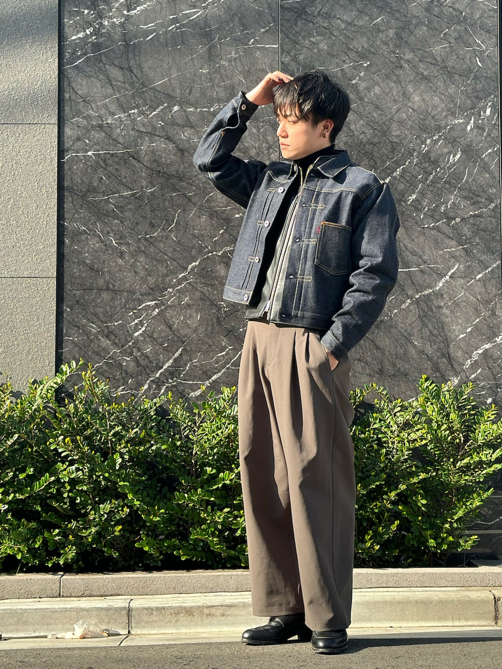 ブラウン系のその他パンツ、ブラック系のドレスシューズ、ブルー系のデニムジャケットを着用したメンズの春コーディネートの2枚目の写真