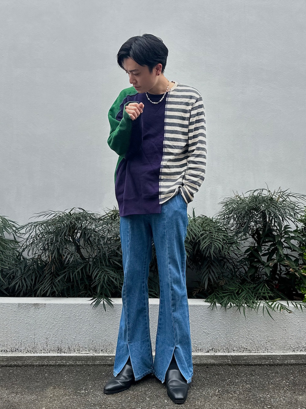 ブルー系のデニムパンツ、その他のスウェット、ブラック系のサンダルを着用したメンズの春コーディネートの2枚目の写真