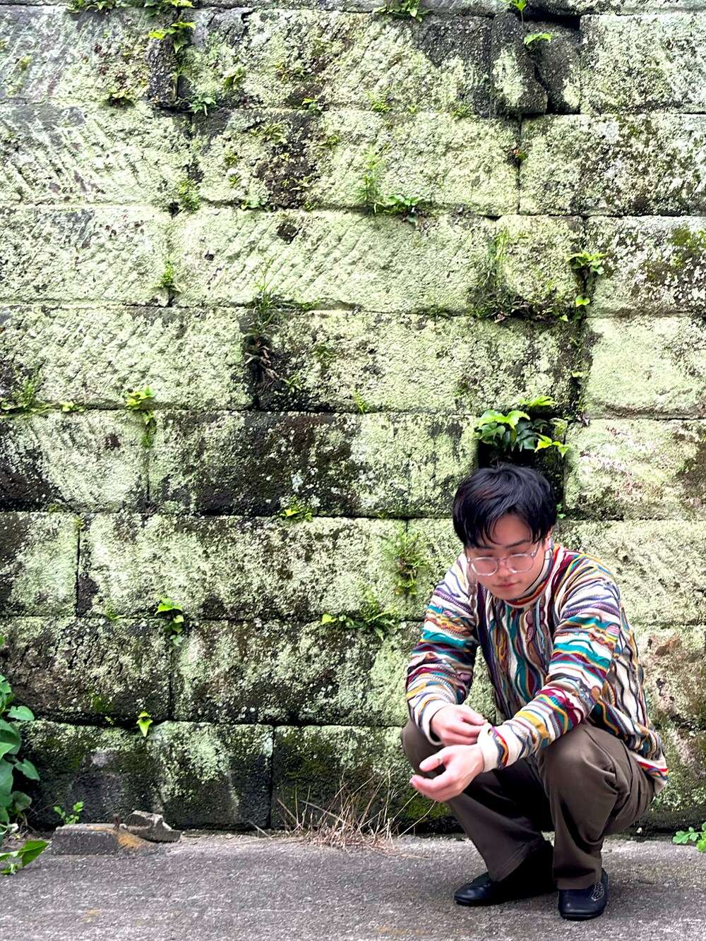 その他のニット/セーター、グリーン系のチノパンツ、ブラック系のドレスシューズを着用したメンズの春コーディネートの2枚目の写真