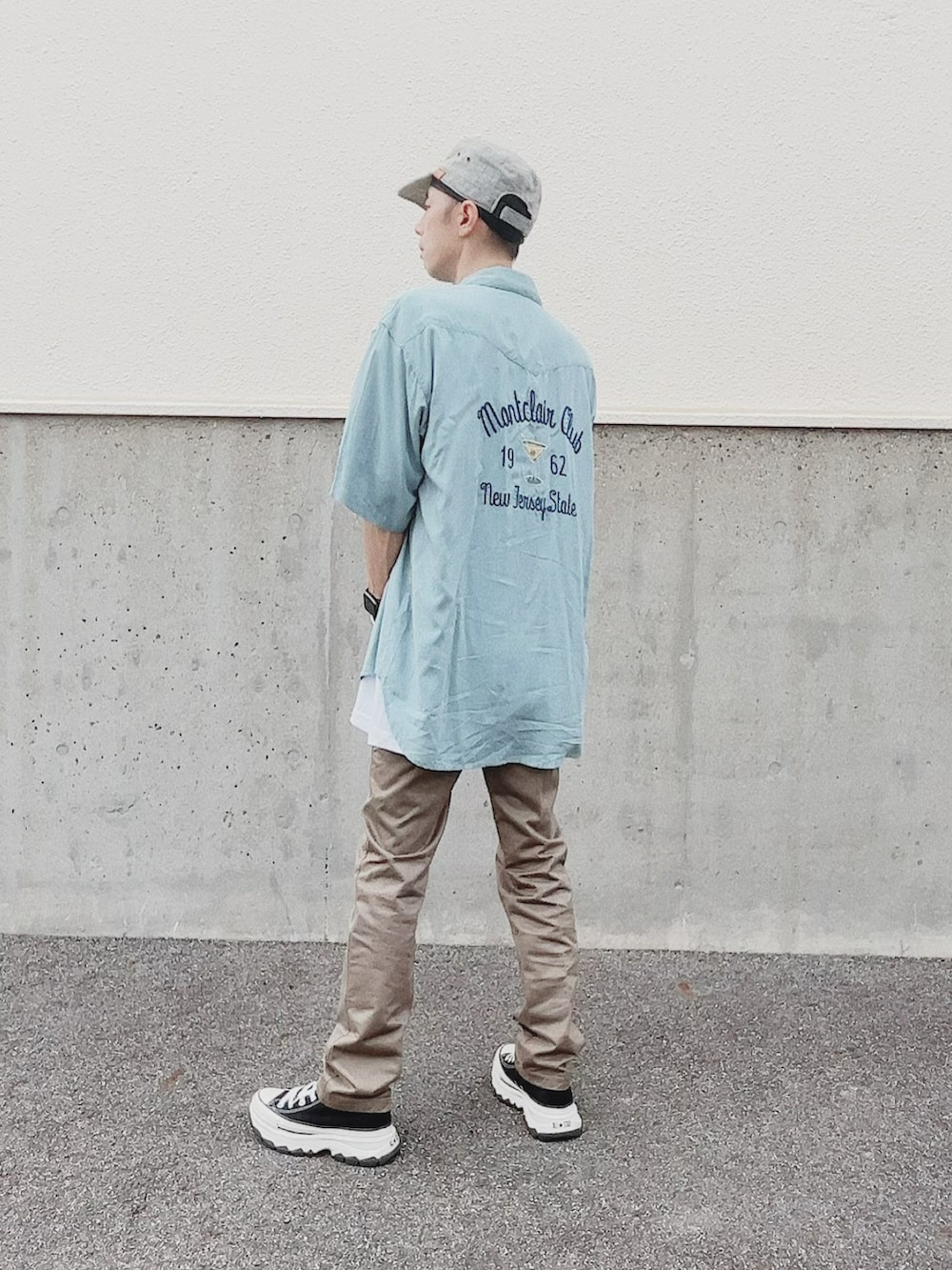 グリーン系のシャツ/ブラウス、ホワイト系のTシャツ/カットソー、ブラック系のショルダーバッグを着用したメンズの夏コーディネートの2枚目の写真