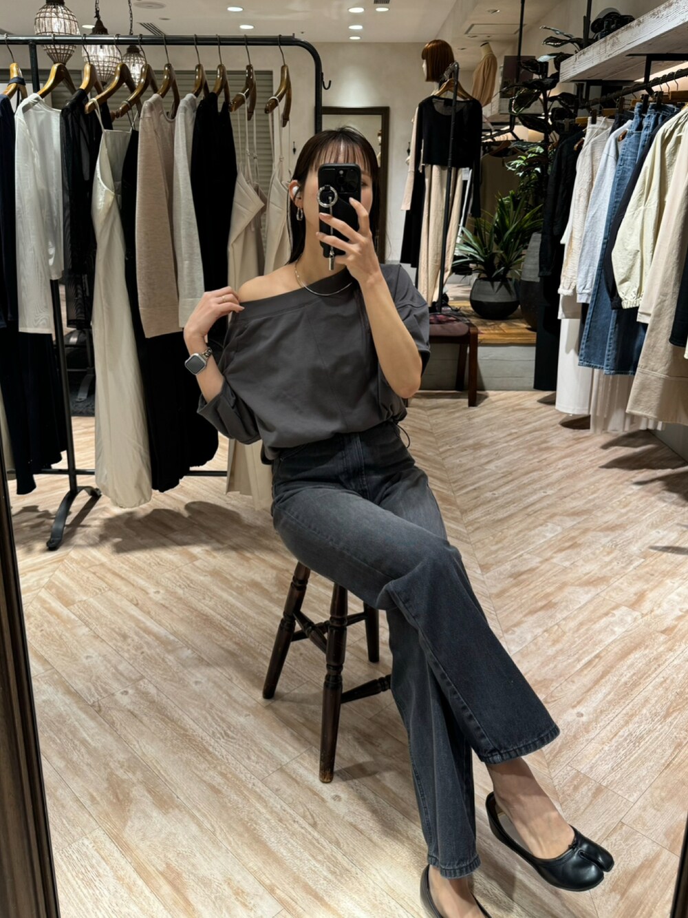 グレー系のTシャツ/カットソー、ブラック系のデニムパンツ、ブラック系のハンドバッグを着用したレディースの春コーディネートの2枚目の写真