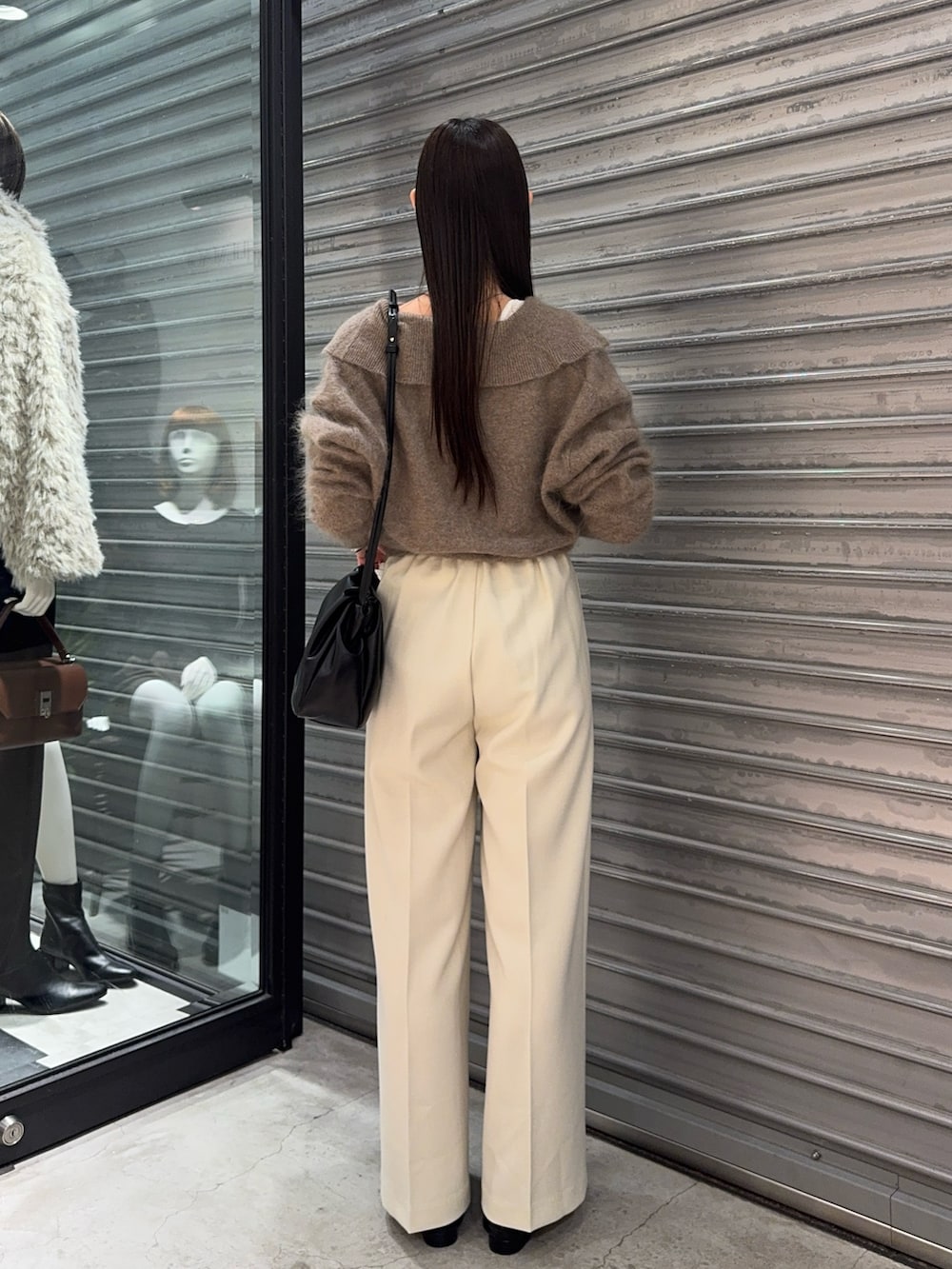 ブラウン系のカーディガン/ボレロ、ホワイト系のTシャツ/カットソー、ホワイト系のその他パンツを着用したレディースの秋コーディネートの3枚目の写真