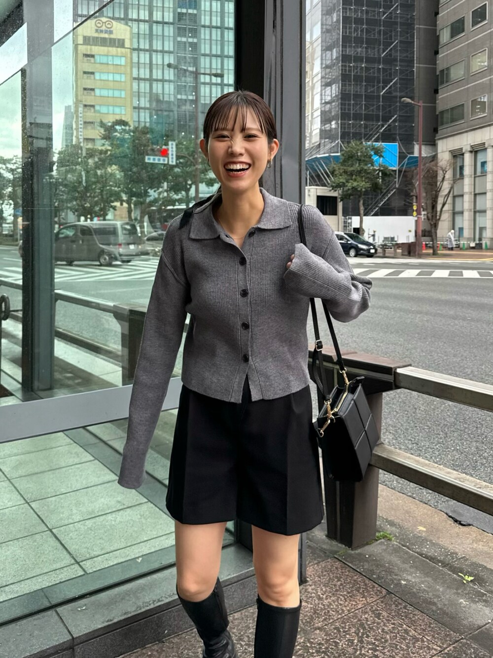 グレー系のカーディガン/ボレロ、ブラック系のハンドバッグ、ブラック系のその他パンツを着用したレディースの冬コーディネートの2枚目の写真