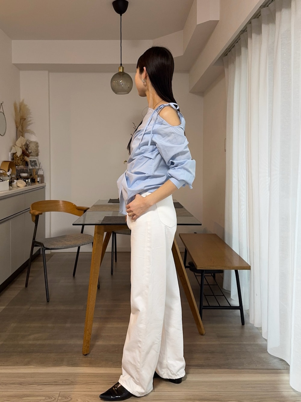 ブルー系のシャツ/ブラウス、ブラック系のショルダーバッグ、ブラック系のパンプスを着用したレディースの春コーディネートの2枚目の写真