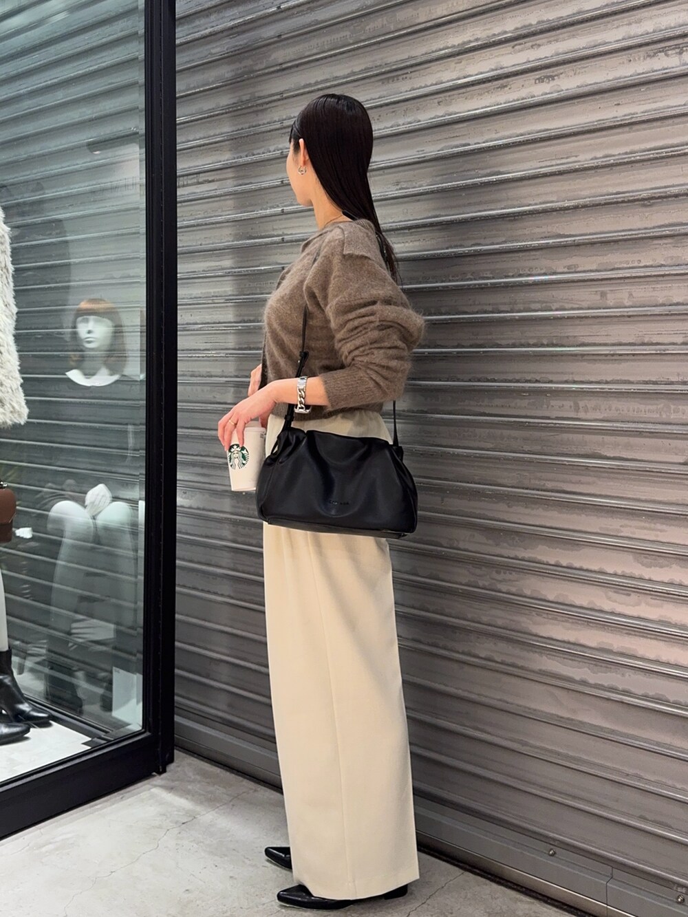 ブラウン系のカーディガン/ボレロ、ホワイト系のTシャツ/カットソー、ホワイト系のその他パンツを着用したレディースの秋コーディネートの2枚目の写真