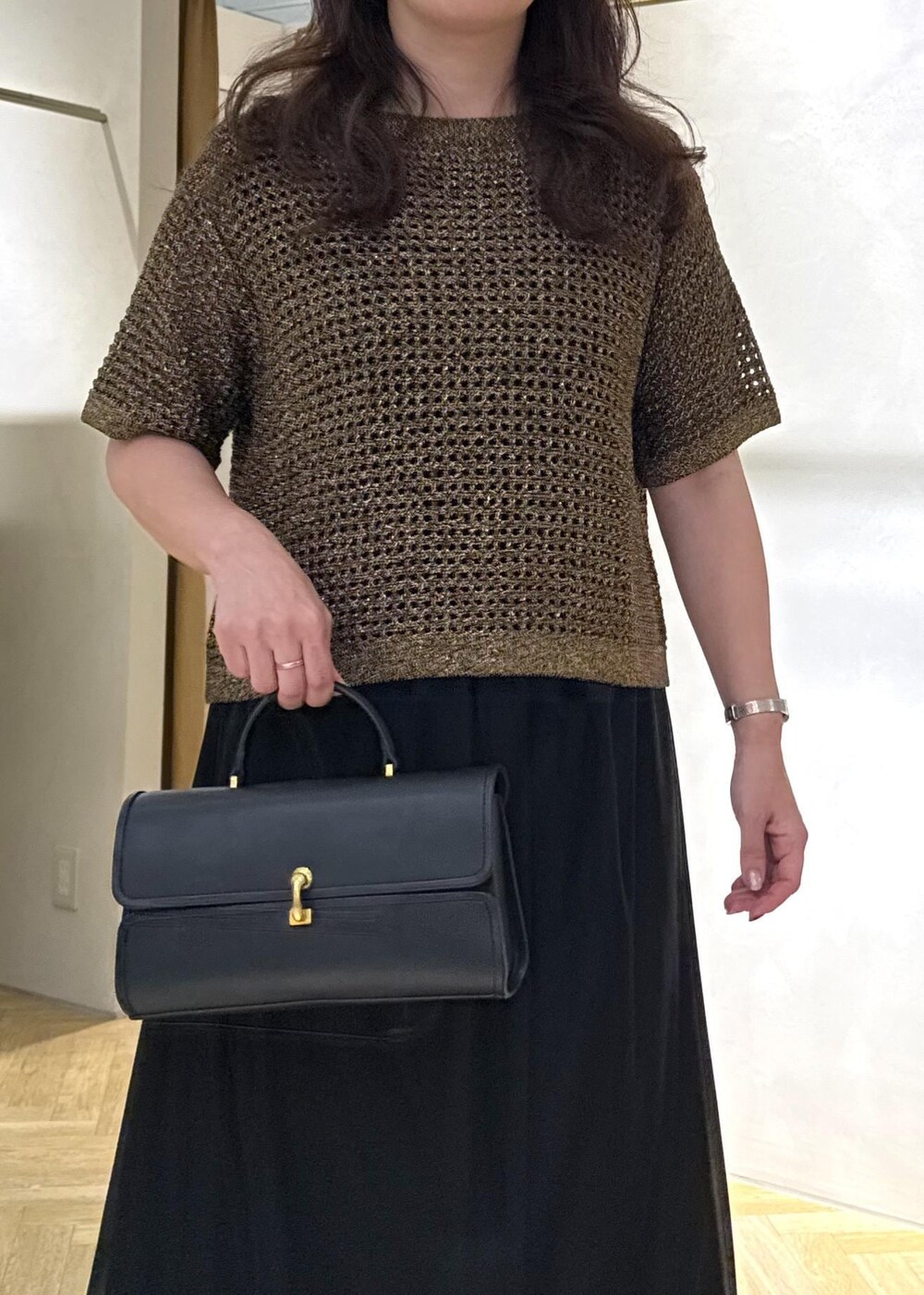 「ワンピーススタイル、ワンピスタイル、夏コーデ、お出かけコーデ、女子会コーデ、レイヤード、ROPÉ、ナチュラル、イエベ秋、乾燥、トップス、ニット/セーター、ワンピース、バッグ、ショルダーバッグ」｜「ROPE'のフラップワイドレザーハンドバッグ（ショルダーバッグ、ブラック系）」を使った、yayoiさん（レディース・160cm）の夏コーディネートの4枚目の写真