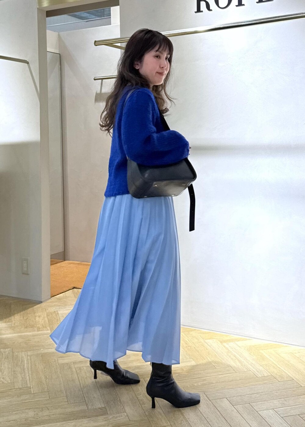「初冬コーデ、冬コーデ、デートコーデ、お出かけコーデ、女子会コーデ、スカートスタイル、ROPÉ、ナチュラル、イエベ秋、乾燥、トップス、ニット/セーター、スカート、バッグ、ハンドバッグ」｜「ROPE'のキューブフラップミドルバッグ（ハンドバッグ、ブラック系）」を使った、yayoiさん（レディース・160cm）の冬コーディネートの2枚目の写真