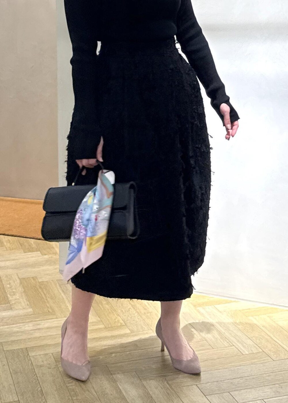 「初春コーデ、春コーデ、デートコーデ、お出かけコーデ、女子会コーデ、スカートスタイル、フェミニンコーデ、ROPÉ、ナチュラル、イエベ秋、乾燥、トップス、ニット/セーター、スカート、バッグ」｜「ROPE'の【4 ARTIST for ROPE'】コラボ シルクスカーフ/Sサイズ（バンダナ/スカーフ、ピンク系）」を使った、yayoiさん（レディース・160cm）の春コーディネートの7枚目の写真