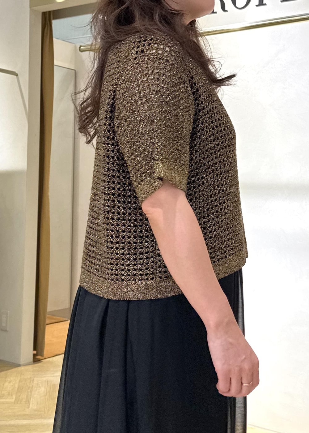 「ワンピーススタイル、ワンピスタイル、夏コーデ、お出かけコーデ、女子会コーデ、レイヤード、ROPÉ、ナチュラル、イエベ秋、乾燥、トップス、ニット/セーター、ワンピース、バッグ、ショルダーバッグ」｜「ROPE'のフラップワイドレザーハンドバッグ（ショルダーバッグ、ブラック系）」を使った、yayoiさん（レディース・160cm）の夏コーディネートの5枚目の写真