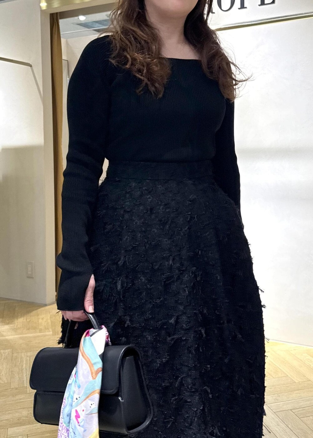 「初春コーデ、春コーデ、デートコーデ、お出かけコーデ、女子会コーデ、スカートスタイル、フェミニンコーデ、ROPÉ、ナチュラル、イエベ秋、乾燥、トップス、ニット/セーター、スカート、バッグ」｜「ROPE'の【4 ARTIST for ROPE'】コラボ シルクスカーフ/Sサイズ（バンダナ/スカーフ、ピンク系）」を使った、yayoiさん（レディース・160cm）の春コーディネートの4枚目の写真