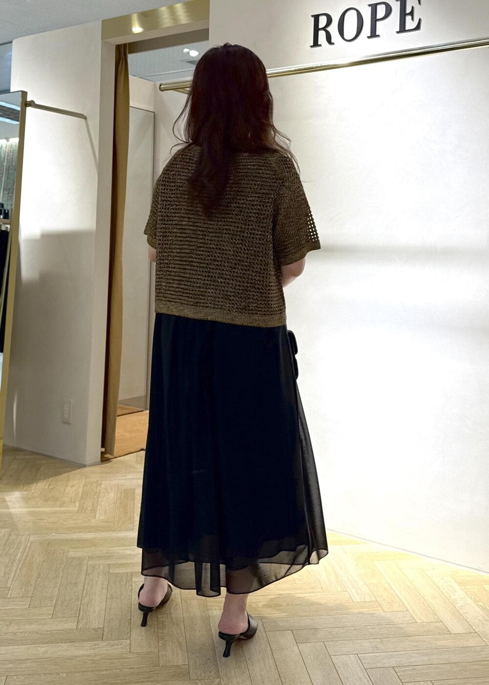 「ワンピーススタイル、ワンピスタイル、夏コーデ、お出かけコーデ、女子会コーデ、レイヤード、ROPÉ、ナチュラル、イエベ秋、乾燥、トップス、ニット/セーター、ワンピース、バッグ、ショルダーバッグ」｜「ROPE'のフラップワイドレザーハンドバッグ（ショルダーバッグ、ブラック系）」を使った、yayoiさん（レディース・160cm）の夏コーディネートの3枚目の写真