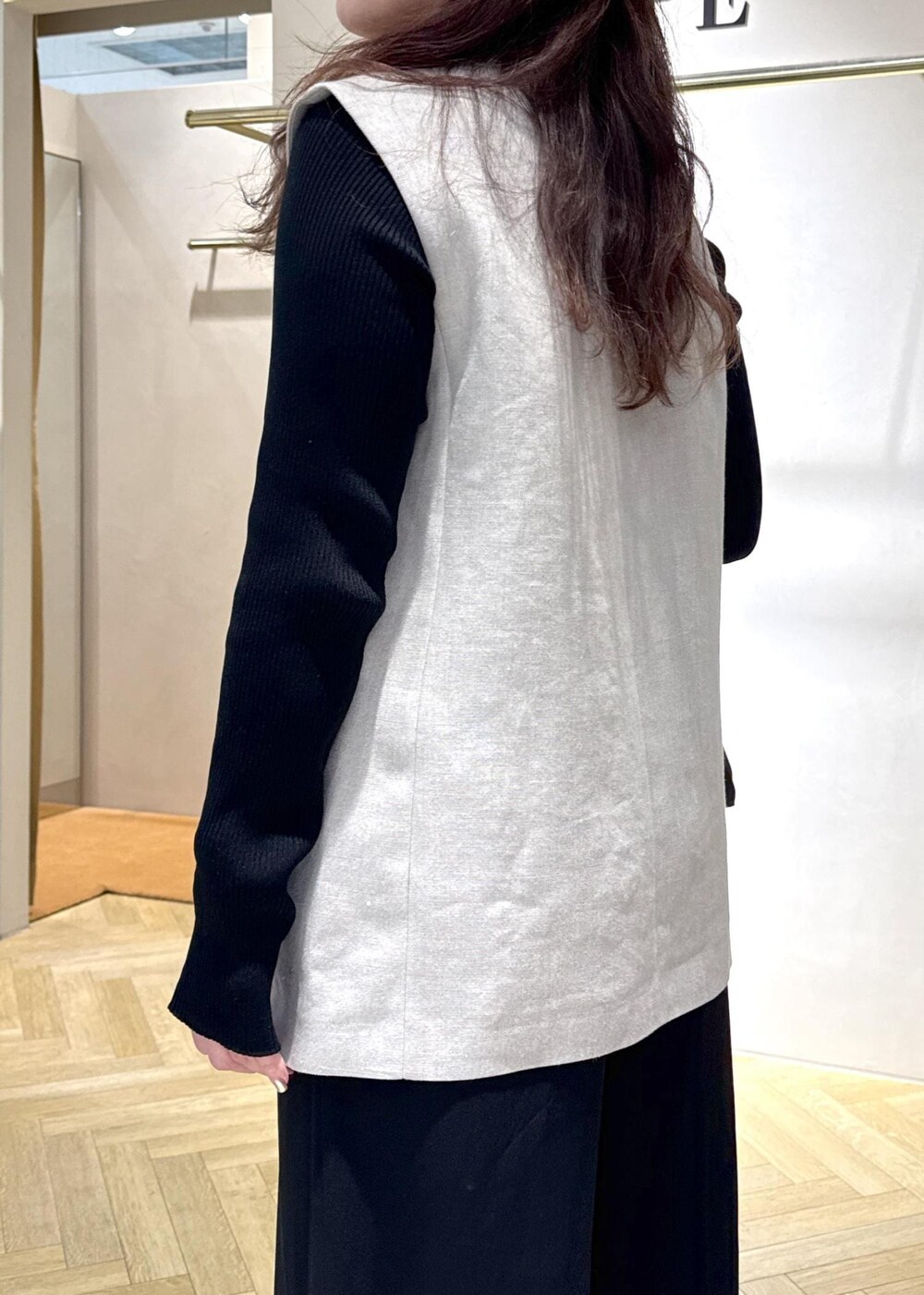 ブラック系のその他パンツ、ブラック系のショルダーバッグ、ブラック系のサンダルを着用したレディースの春コーディネートの5枚目の写真