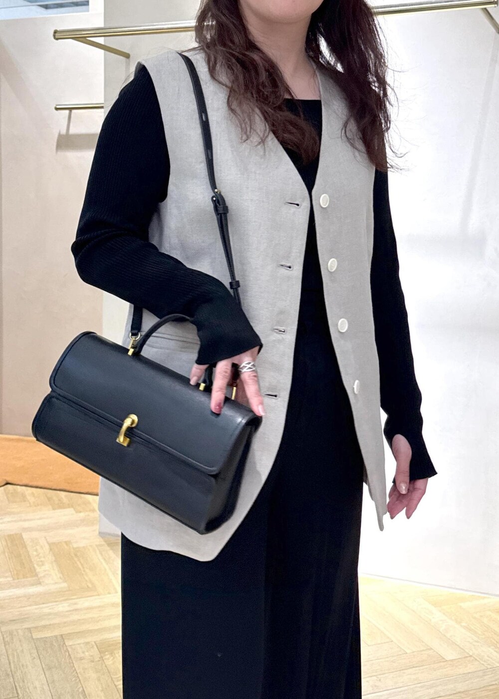 ブラック系のその他パンツ、ブラック系のショルダーバッグ、ブラック系のサンダルを着用したレディースの春コーディネートの7枚目の写真