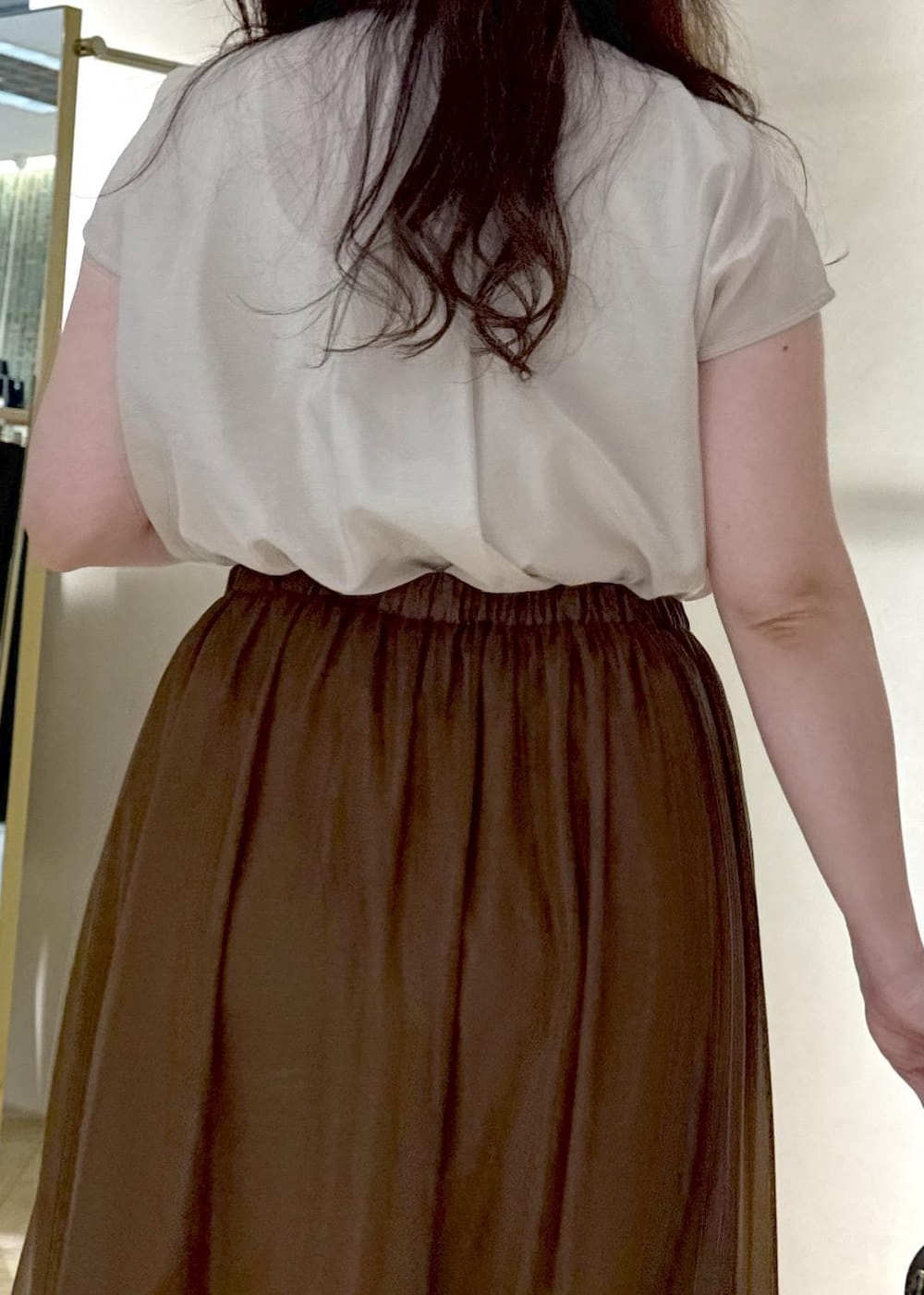 「夏コーデ、デートコーデ、お出かけコーデ、女子会コーデ、スカートスタイル、きれいめコーデ、ROPÉ、ナチュラル、イエベ秋、乾燥、トップス、シャツ/ブラウス、スカート、バッグ、ショルダーバッグ」｜「ROPE'のシアーメッシュパンプス（パンプス、ブラック系）」を使った、yayoiさん（レディース・160cm）の夏コーディネートの6枚目の写真