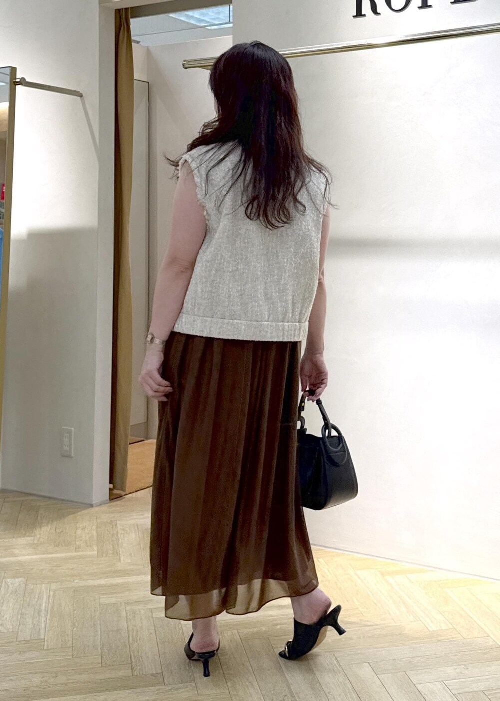 「ワンピーススタイル、ワンピスタイル、夏コーデ、デートコーデ、お出かけコーデ、女子会コーデ、フェミニンコーデ、ROPÉ、ナチュラル、イエベ秋、乾燥、トップス、ベスト、ワンピース、バッグ」｜「ROPE'の【24AW新色追加】Amelie Bag （アメリ バッグ）【メディア掲載】【一部店舗限定】（ショルダーバッグ、ブラック系）」を使った、yayoiさん（レディース・160cm）の夏コーディネートの3枚目の写真