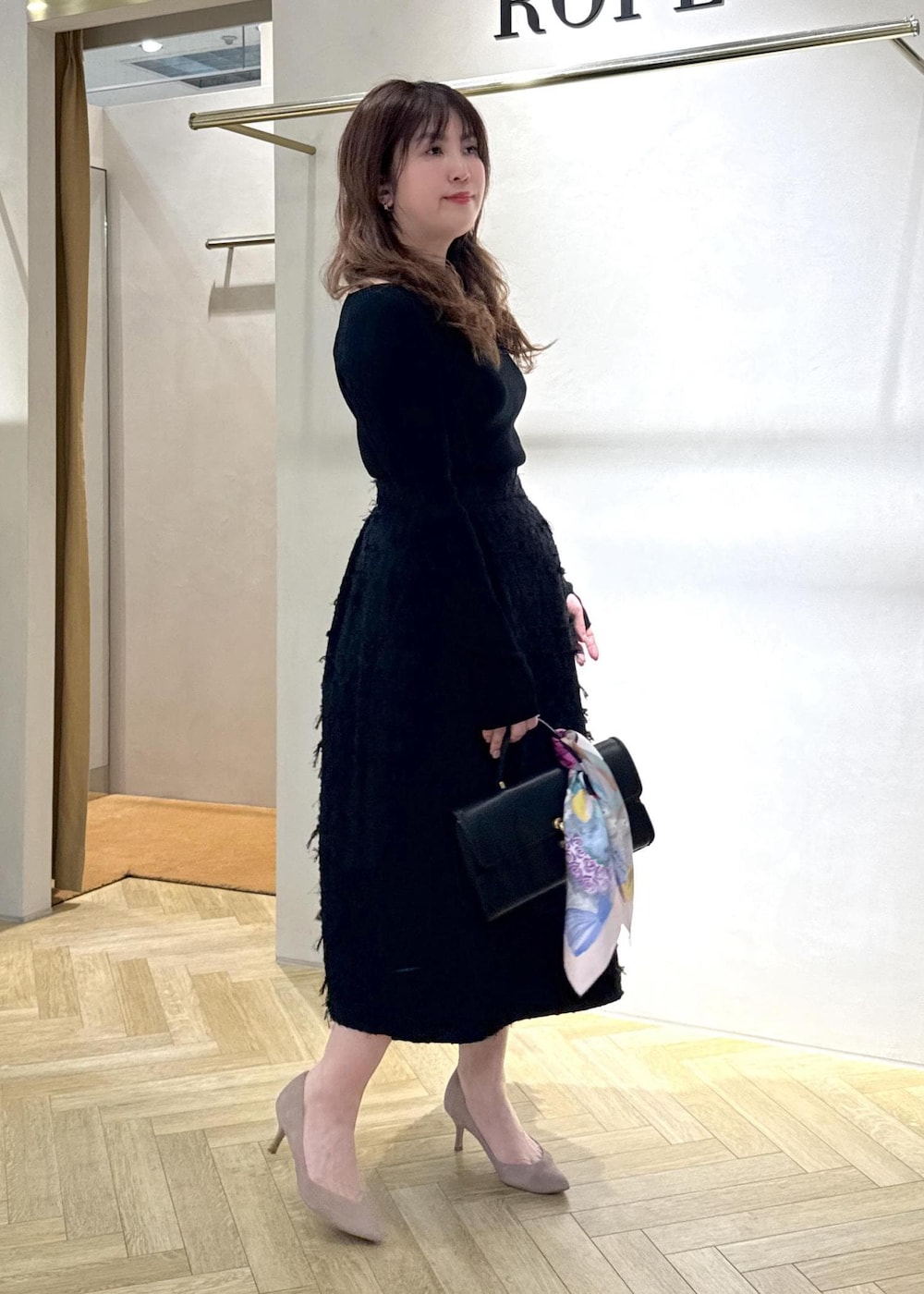 「初春コーデ、春コーデ、デートコーデ、お出かけコーデ、女子会コーデ、スカートスタイル、フェミニンコーデ、ROPÉ、ナチュラル、イエベ秋、乾燥、トップス、ニット/セーター、スカート、バッグ」｜「ROPE'の【4 ARTIST for ROPE'】コラボ シルクスカーフ/Sサイズ（バンダナ/スカーフ、ピンク系）」を使った、yayoiさん（レディース・160cm）の春コーディネートの2枚目の写真