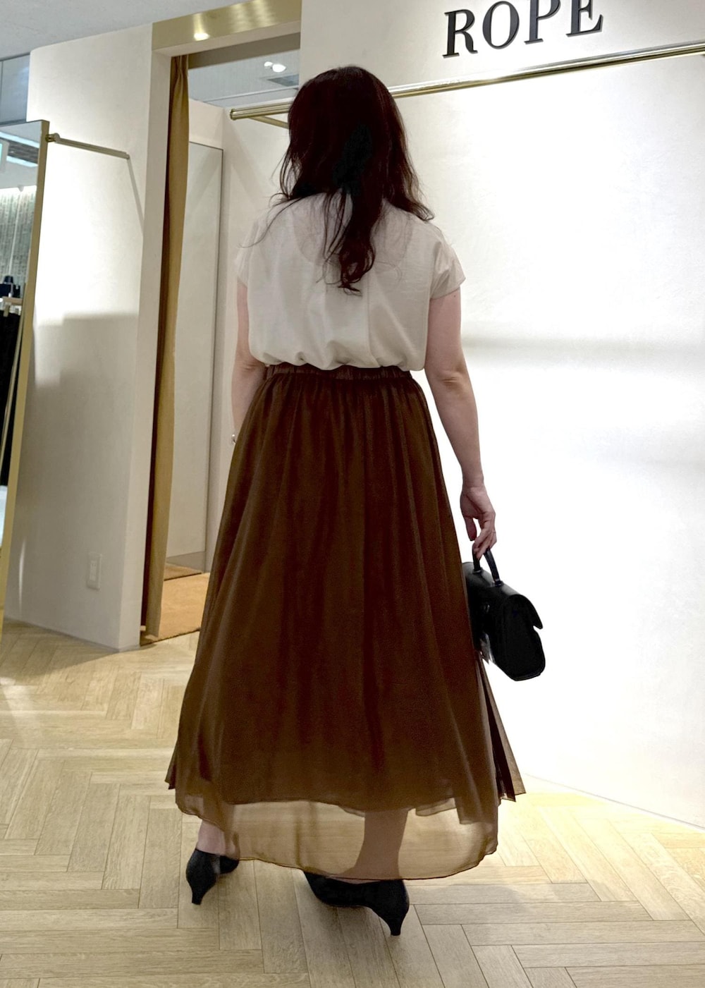 「夏コーデ、デートコーデ、お出かけコーデ、女子会コーデ、スカートスタイル、きれいめコーデ、ROPÉ、ナチュラル、イエベ秋、乾燥、トップス、シャツ/ブラウス、スカート、バッグ、ショルダーバッグ」｜「ROPE'のシアーメッシュパンプス（パンプス、ブラック系）」を使った、yayoiさん（レディース・160cm）の夏コーディネートの3枚目の写真