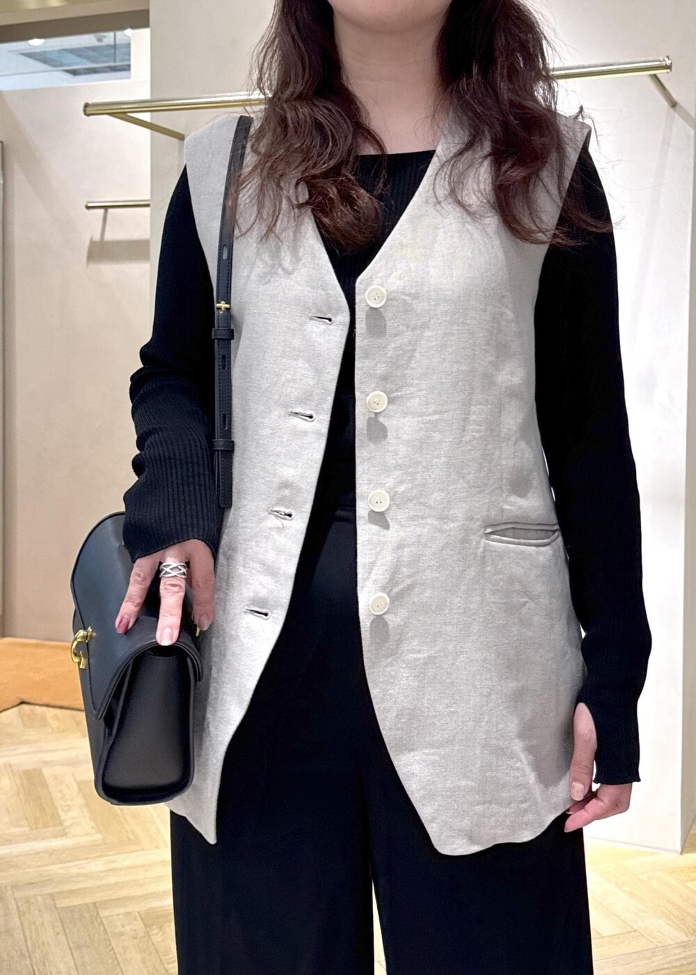 ブラック系のその他パンツ、ブラック系のショルダーバッグ、ブラック系のサンダルを着用したレディースの春コーディネートの4枚目の写真