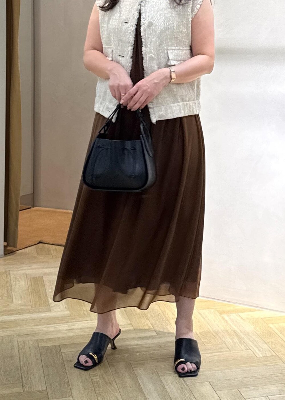 「ワンピーススタイル、ワンピスタイル、夏コーデ、デートコーデ、お出かけコーデ、女子会コーデ、フェミニンコーデ、ROPÉ、ナチュラル、イエベ秋、乾燥、トップス、ベスト、ワンピース、バッグ」｜「ROPE'の【24AW新色追加】Amelie Bag （アメリ バッグ）【メディア掲載】【一部店舗限定】（ショルダーバッグ、ブラック系）」を使った、yayoiさん（レディース・160cm）の夏コーディネートの7枚目の写真