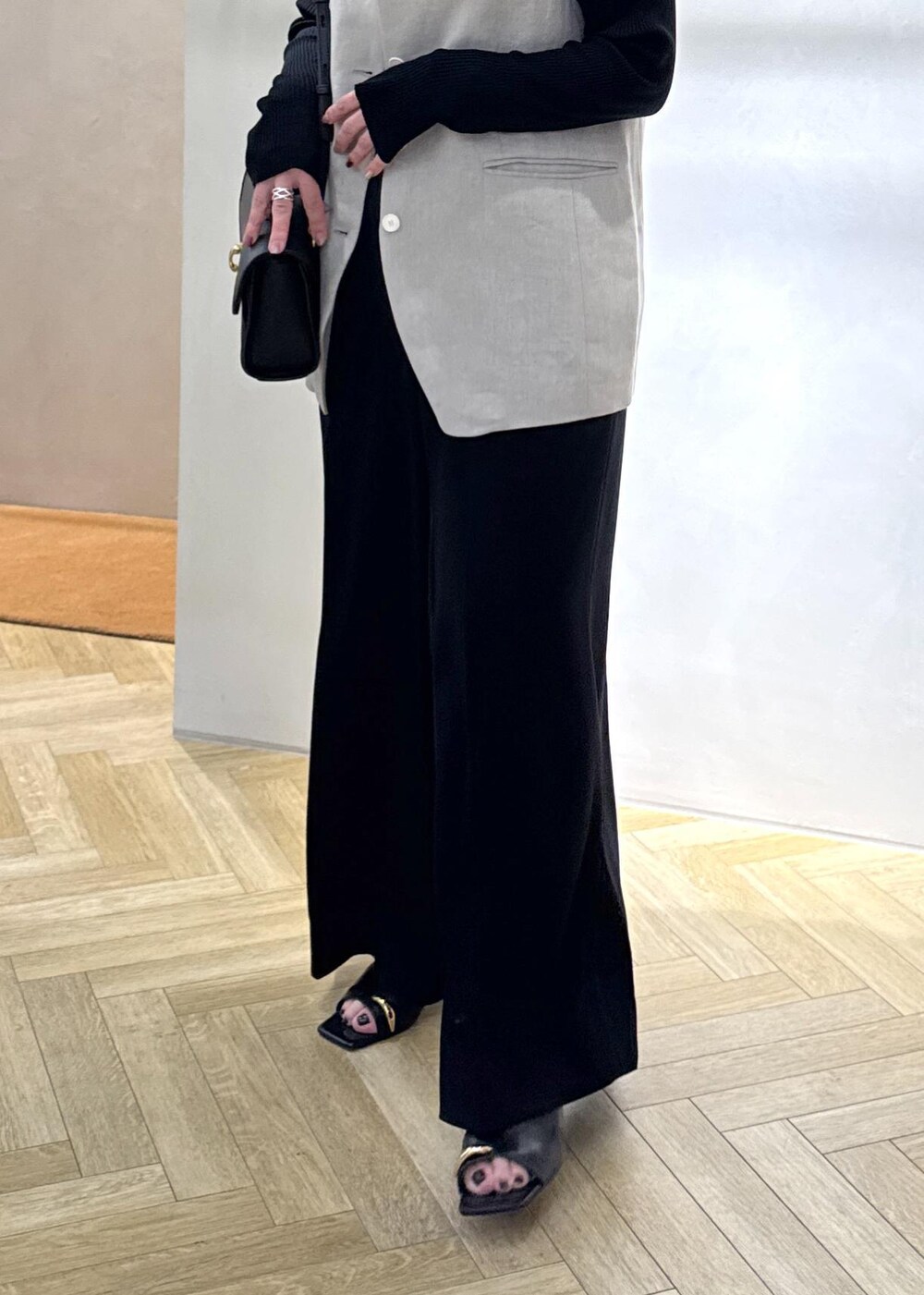 ブラック系のその他パンツ、ブラック系のショルダーバッグ、ブラック系のサンダルを着用したレディースの春コーディネートの8枚目の写真