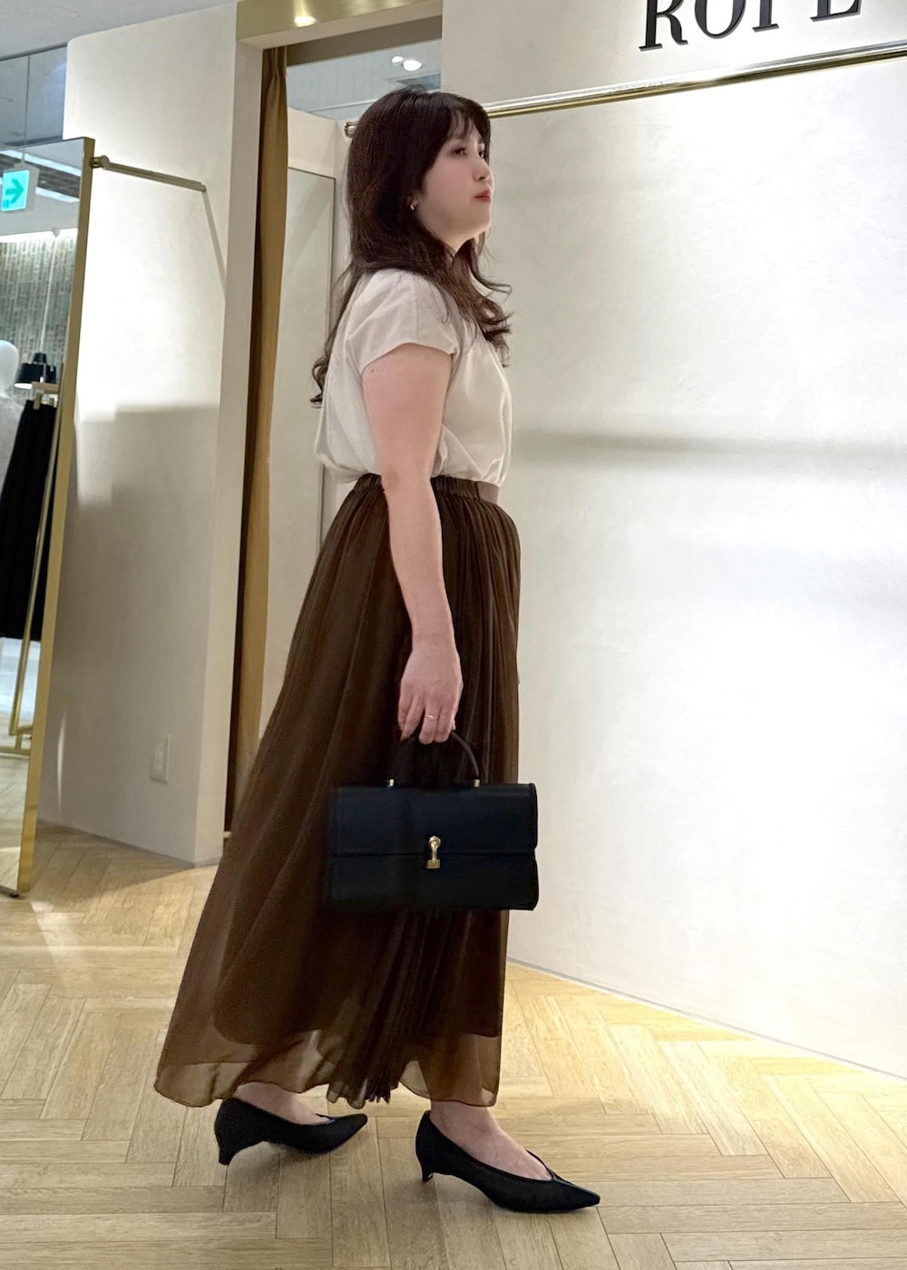 「夏コーデ、デートコーデ、お出かけコーデ、女子会コーデ、スカートスタイル、きれいめコーデ、ROPÉ、ナチュラル、イエベ秋、乾燥、トップス、シャツ/ブラウス、スカート、バッグ、ショルダーバッグ」｜「ROPE'のシアーメッシュパンプス（パンプス、ブラック系）」を使った、yayoiさん（レディース・160cm）の夏コーディネートの2枚目の写真