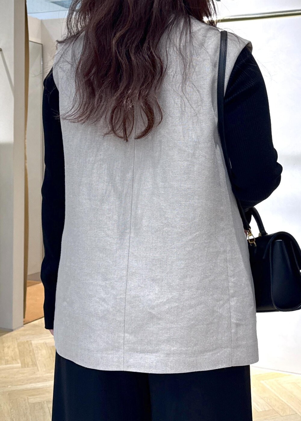 ブラック系のその他パンツ、ブラック系のショルダーバッグ、ブラック系のサンダルを着用したレディースの春コーディネートの6枚目の写真