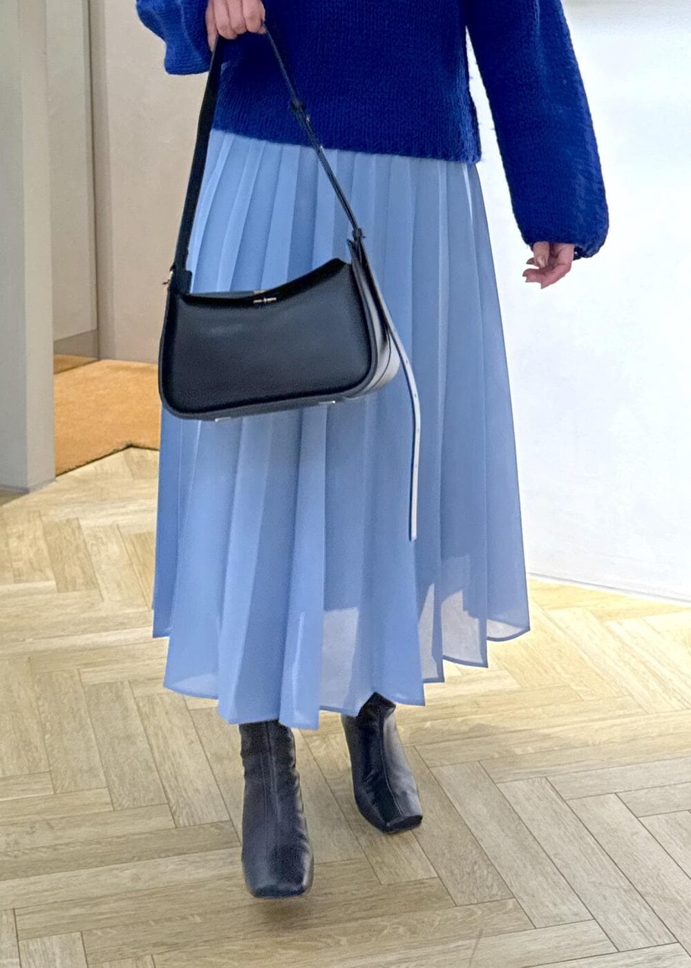 「初冬コーデ、冬コーデ、デートコーデ、お出かけコーデ、女子会コーデ、スカートスタイル、ROPÉ、ナチュラル、イエベ秋、乾燥、トップス、ニット/セーター、スカート、バッグ、ハンドバッグ」｜「ROPE'のキューブフラップミドルバッグ（ハンドバッグ、ブラック系）」を使った、yayoiさん（レディース・160cm）の冬コーディネートの7枚目の写真