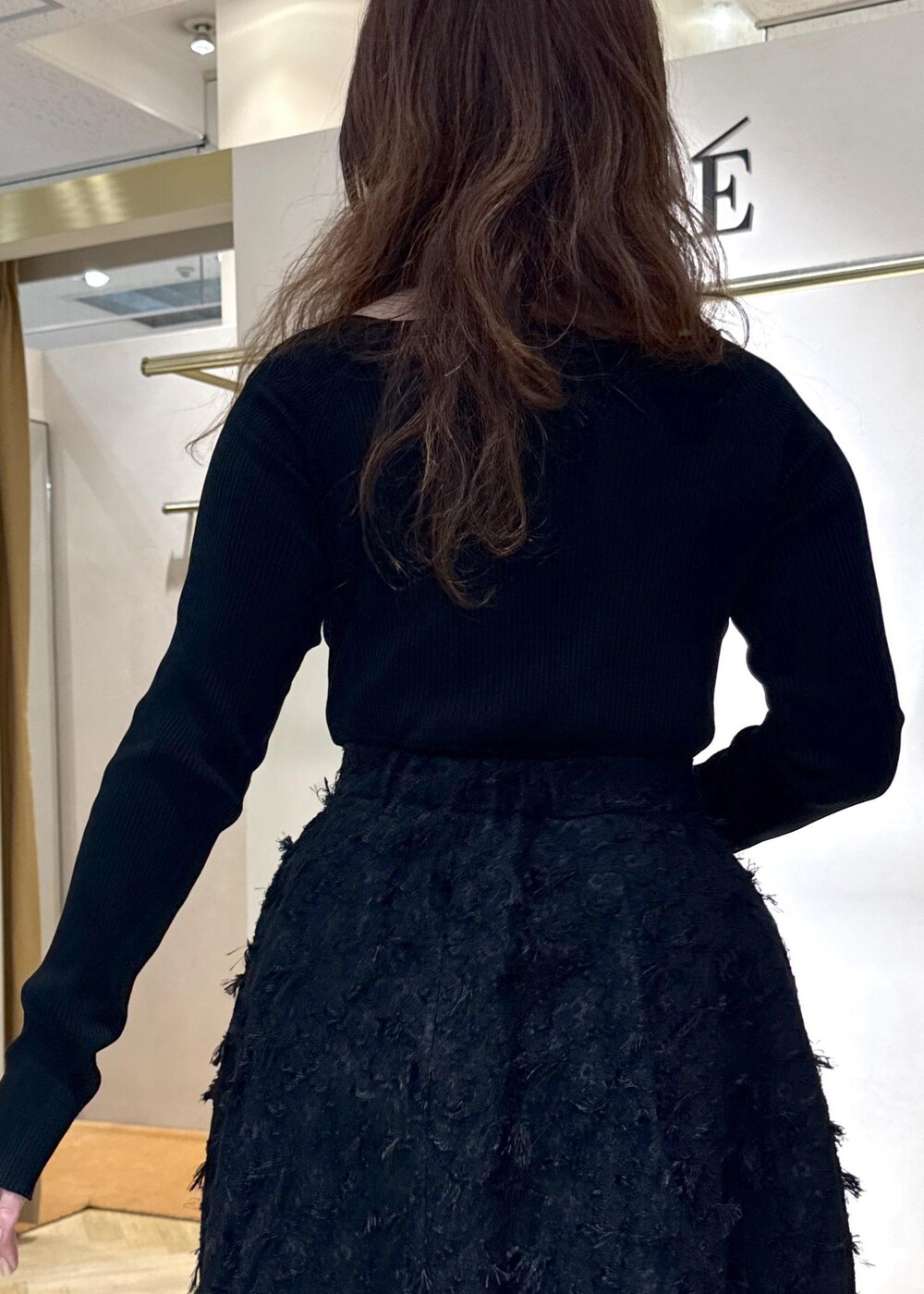 「初春コーデ、春コーデ、デートコーデ、お出かけコーデ、女子会コーデ、スカートスタイル、フェミニンコーデ、ROPÉ、ナチュラル、イエベ秋、乾燥、トップス、ニット/セーター、スカート、バッグ」｜「ROPE'の【4 ARTIST for ROPE'】コラボ シルクスカーフ/Sサイズ（バンダナ/スカーフ、ピンク系）」を使った、yayoiさん（レディース・160cm）の春コーディネートの6枚目の写真