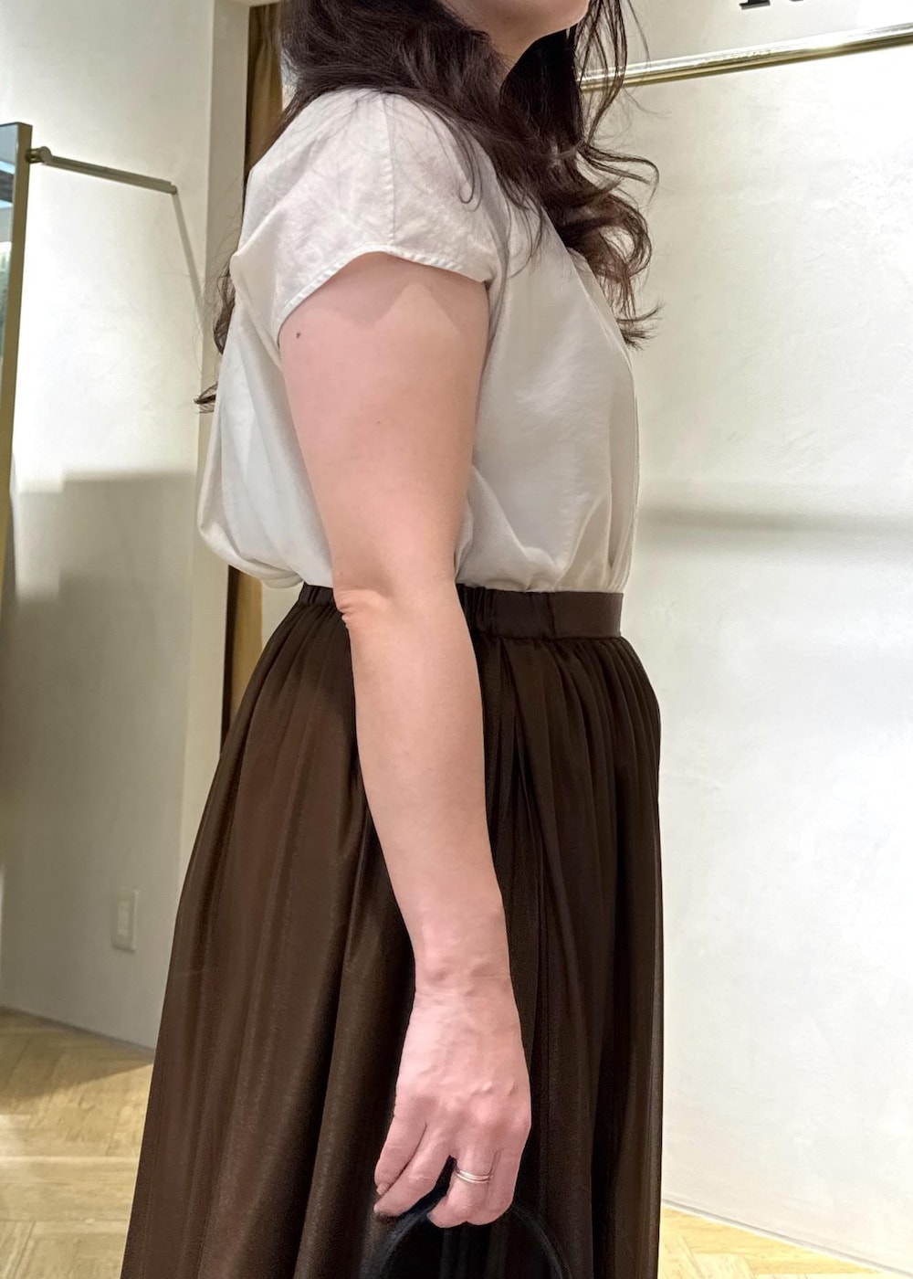 「夏コーデ、デートコーデ、お出かけコーデ、女子会コーデ、スカートスタイル、きれいめコーデ、ROPÉ、ナチュラル、イエベ秋、乾燥、トップス、シャツ/ブラウス、スカート、バッグ、ショルダーバッグ」｜「ROPE'のシアーメッシュパンプス（パンプス、ブラック系）」を使った、yayoiさん（レディース・160cm）の夏コーディネートの5枚目の写真